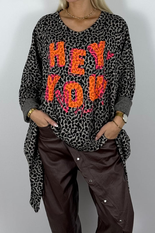 Damen Oversize Shirt „HEY YOU“ mit Leo-Print –Schwarz