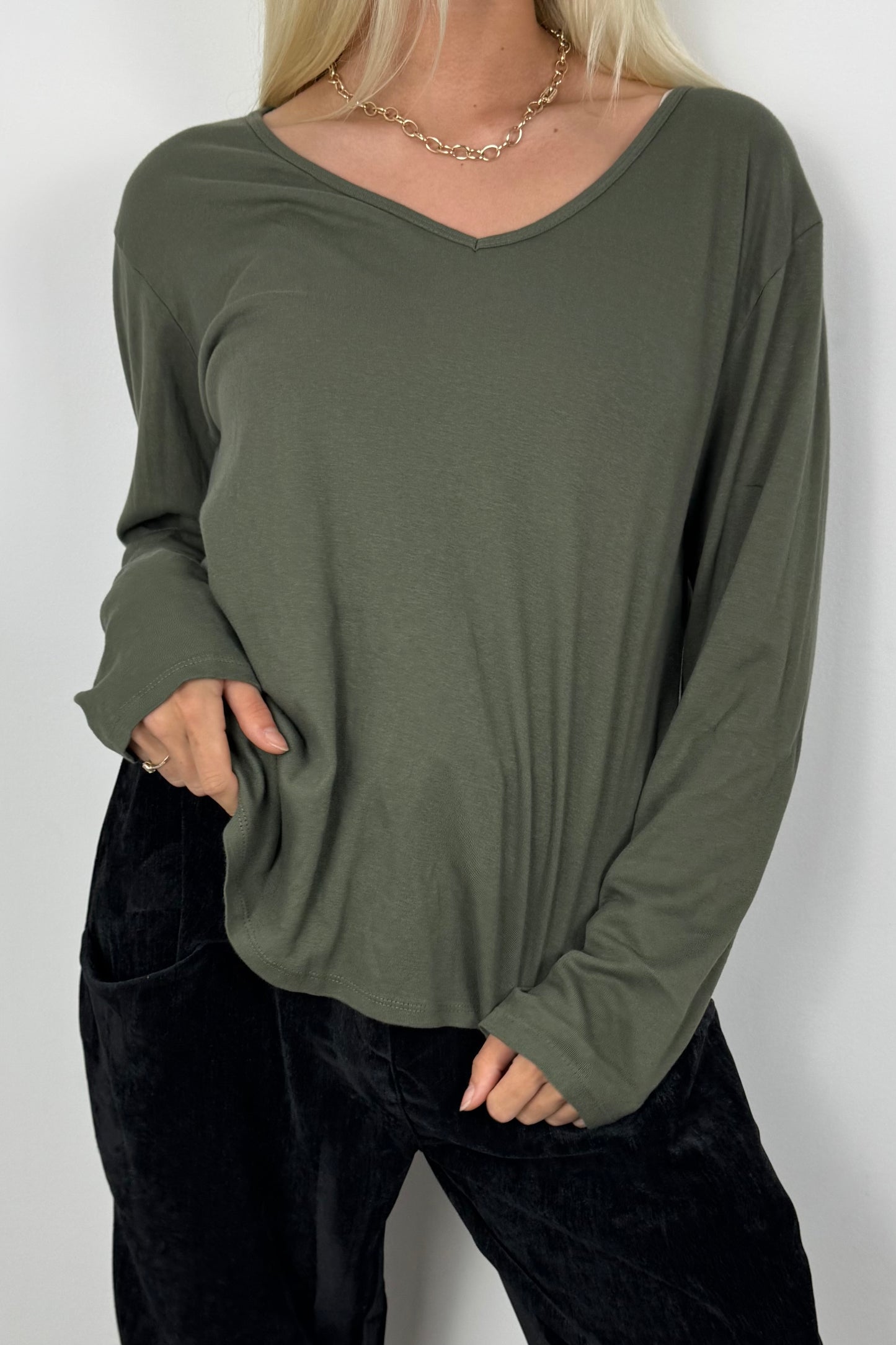 Damen Shirt mit V-Ausschnitt und gekrempelten Ärmeln