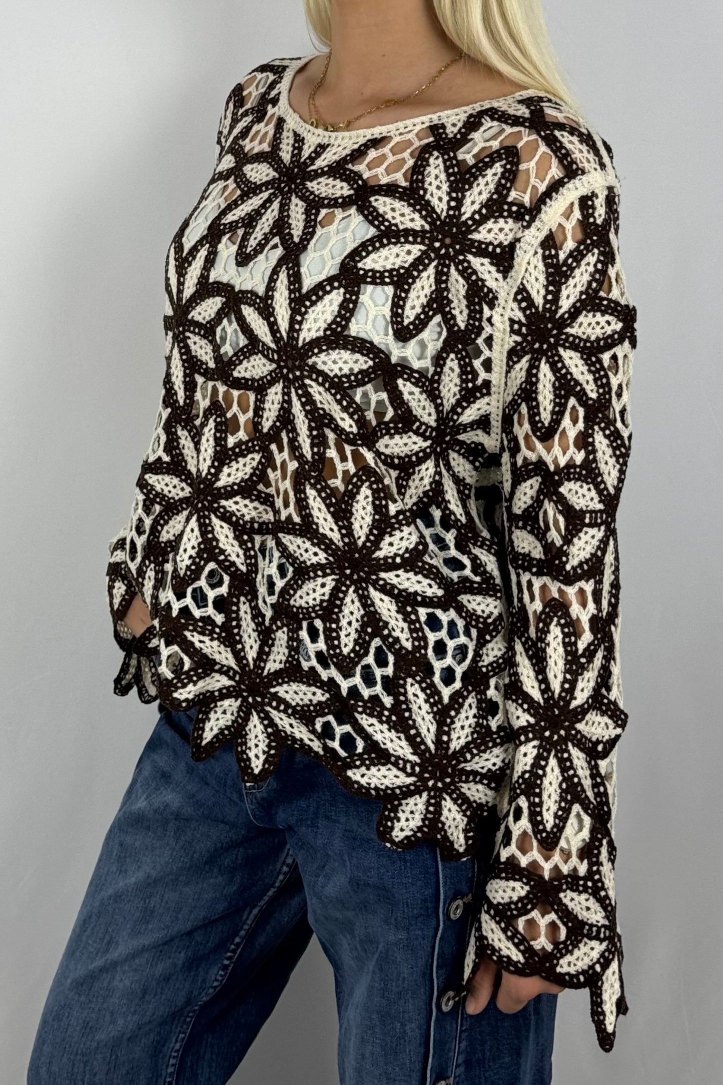 Gehäkeltes Oversize-Shirt mit Blumenmuster-Schoko