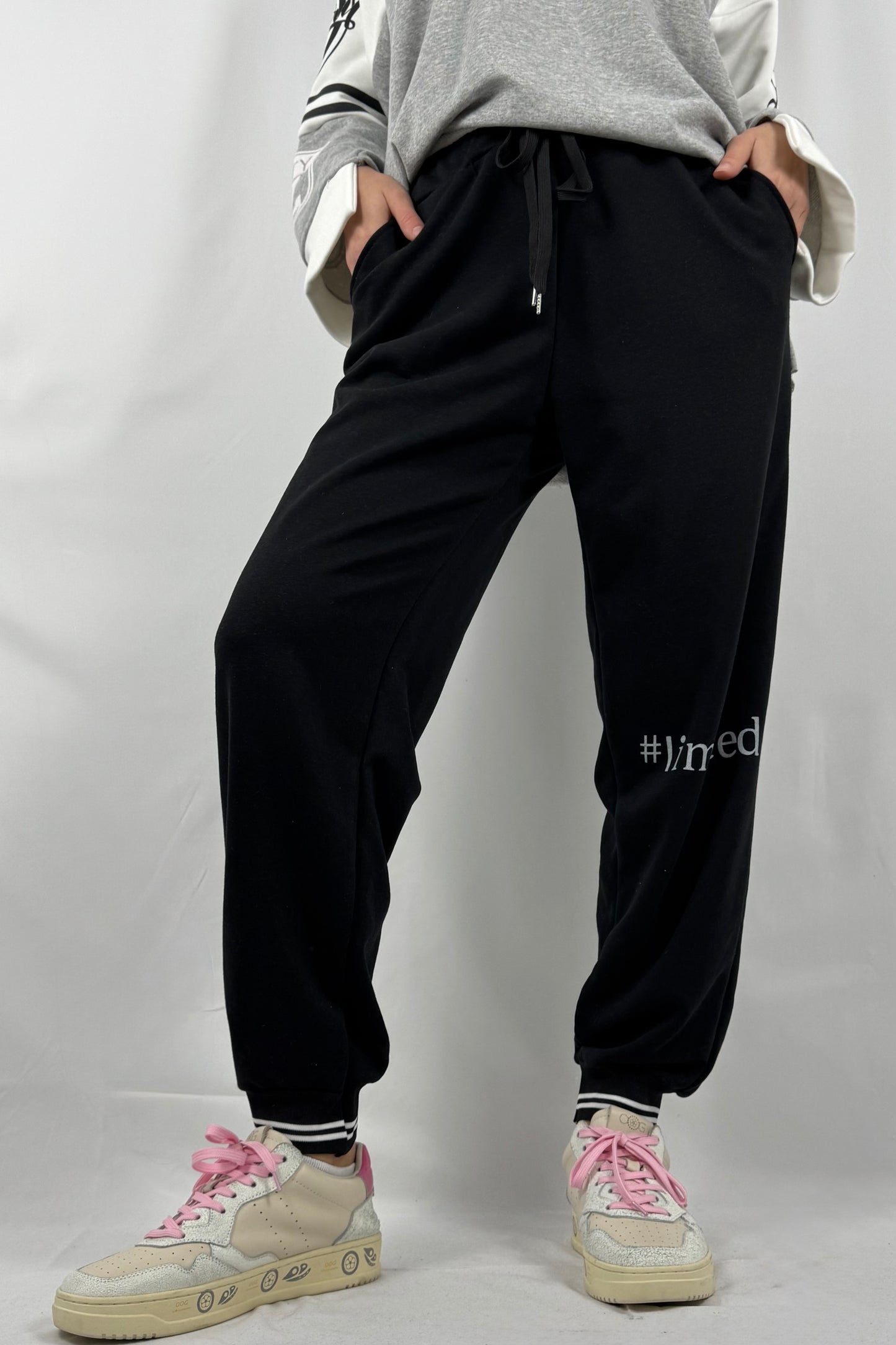 Damen Jogger Hose mit #limited Print-Schwarz