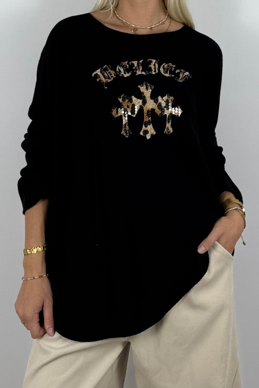 Oversize Shirt mit Leo-Statement & Kreuz-Detail – Schwarz