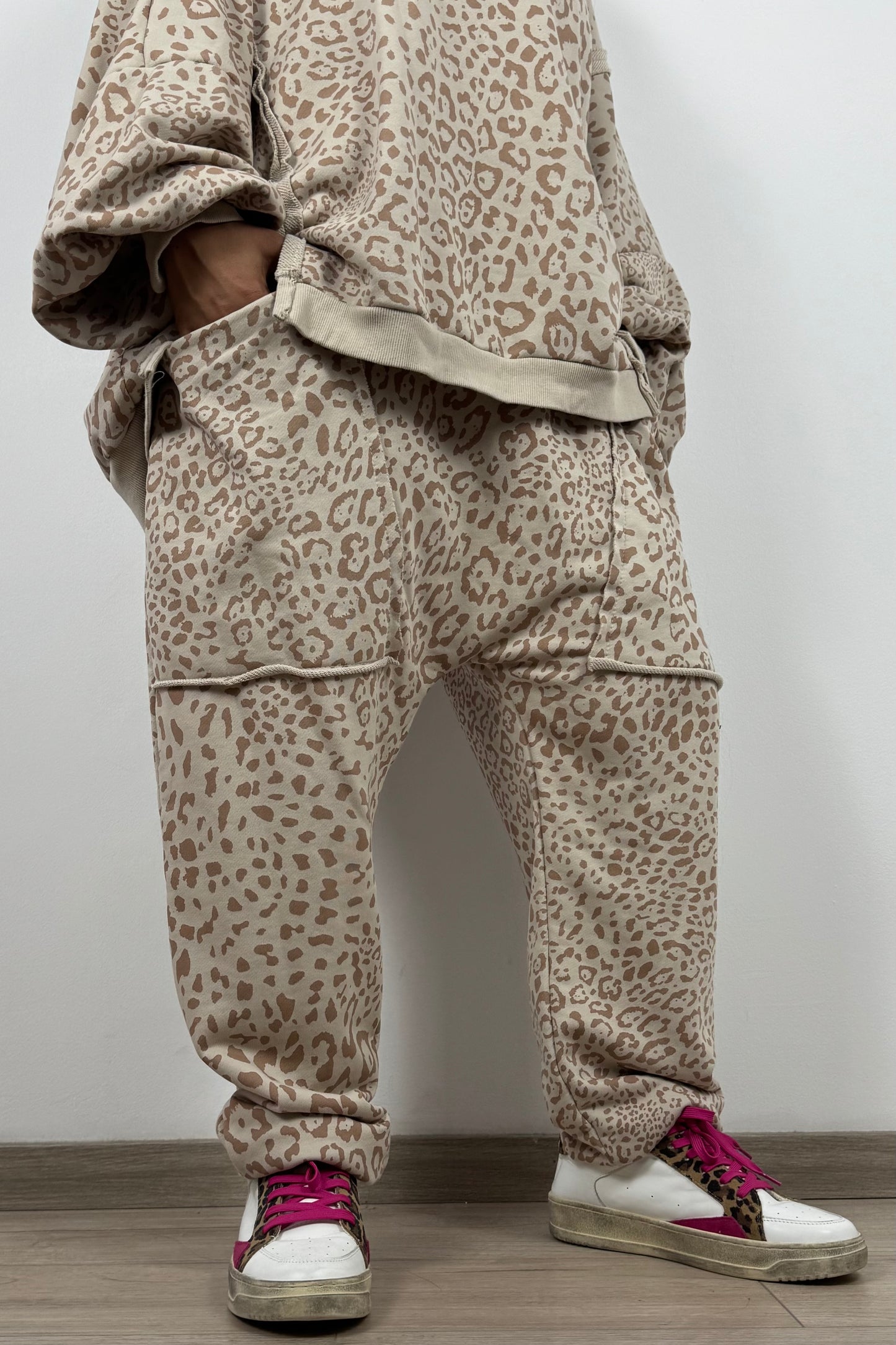 Sweathose mit Animalprint und Tunnelzugbund
