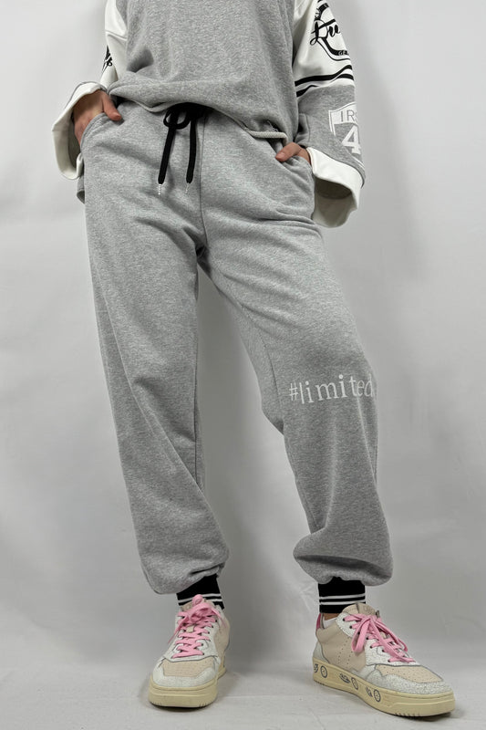 Damen Jogger Hose mit #limited Print-grau