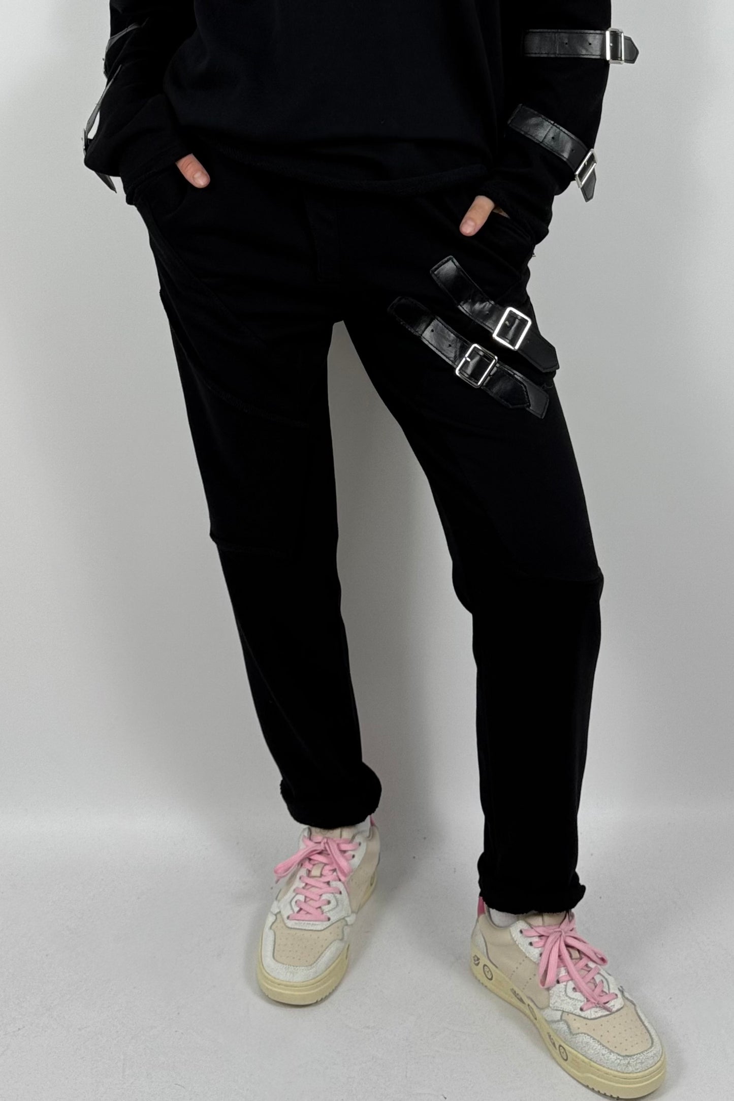 Lässige Oversize Jogginghose mit Schnallen-Details – Schwarz