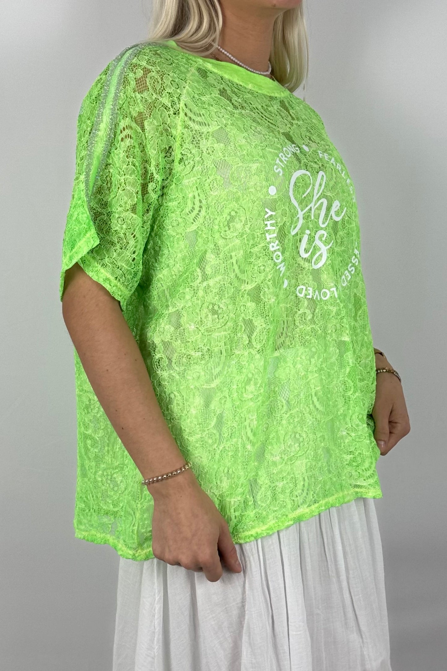 Spitzen-Shirt „She is…“ – Oversize Statement Shirt-Neon grün