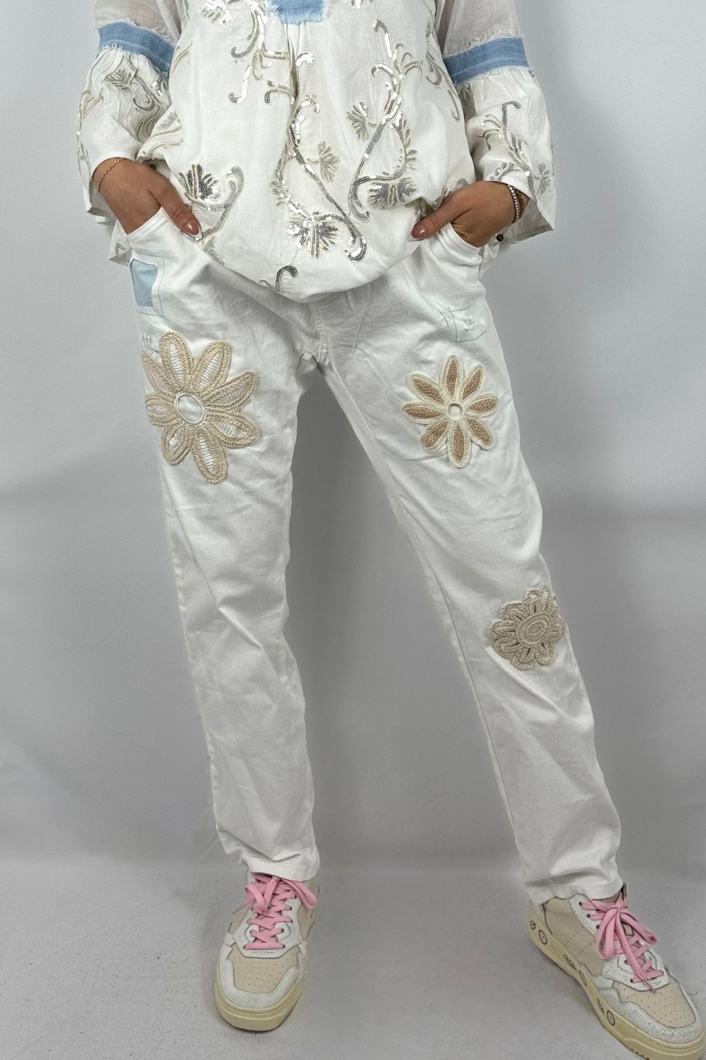 Jeans mit Blumen-Applikationen im Used-Look-Weiß