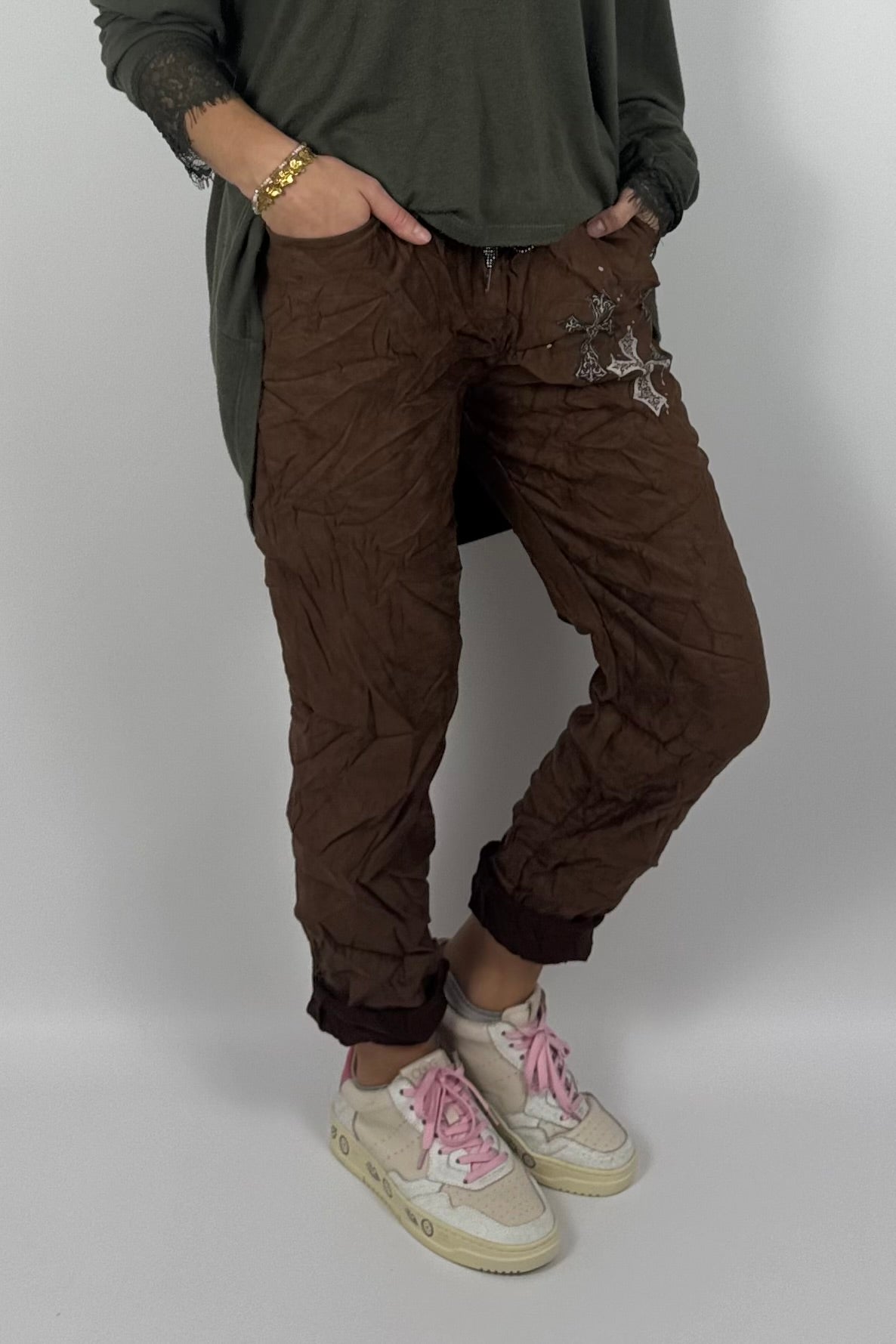 Damen Hose mit Kreuz-Details –Schoko