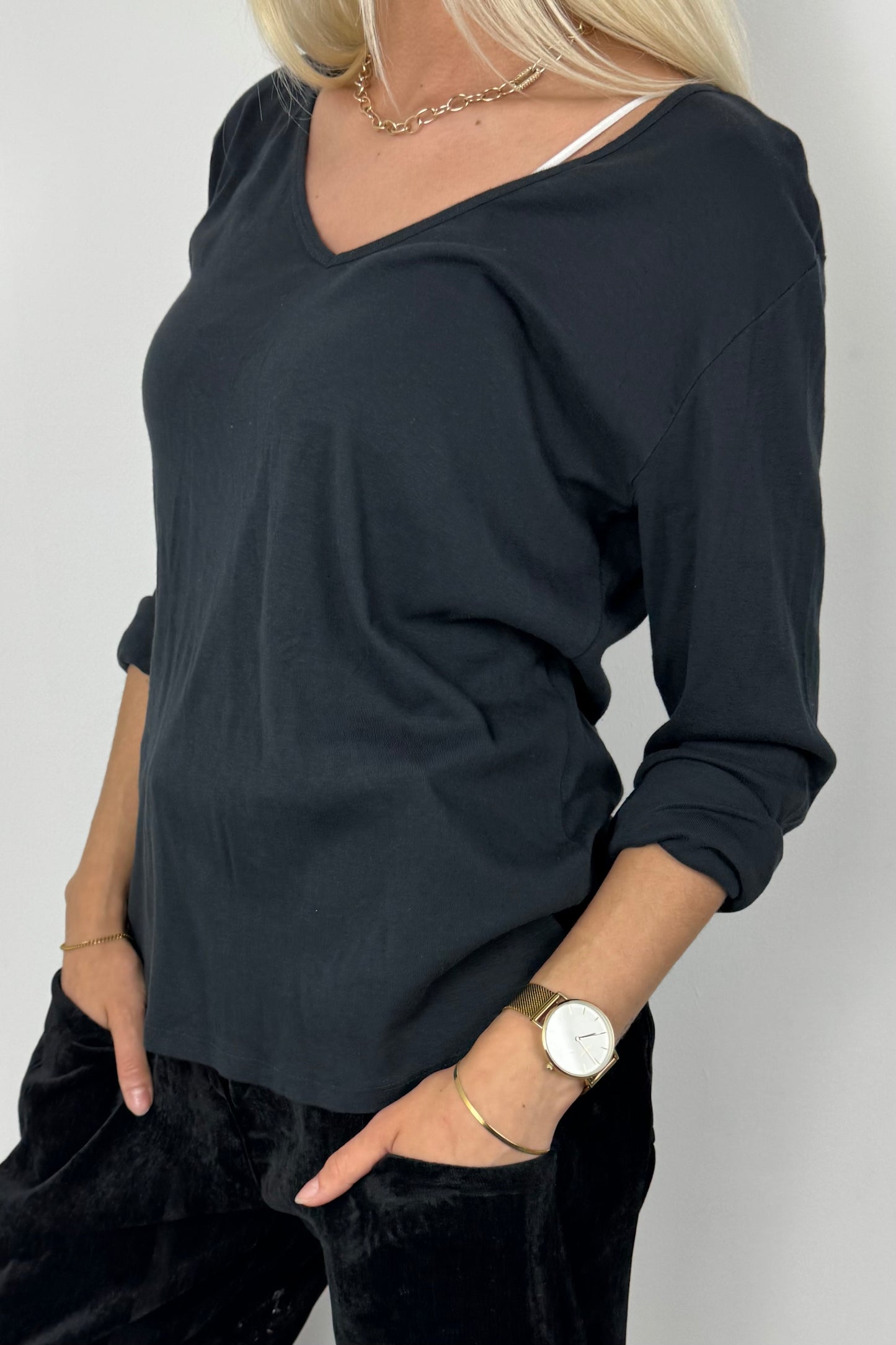 Damen Shirt mit V-Ausschnitt und gekrempelten Ärmeln