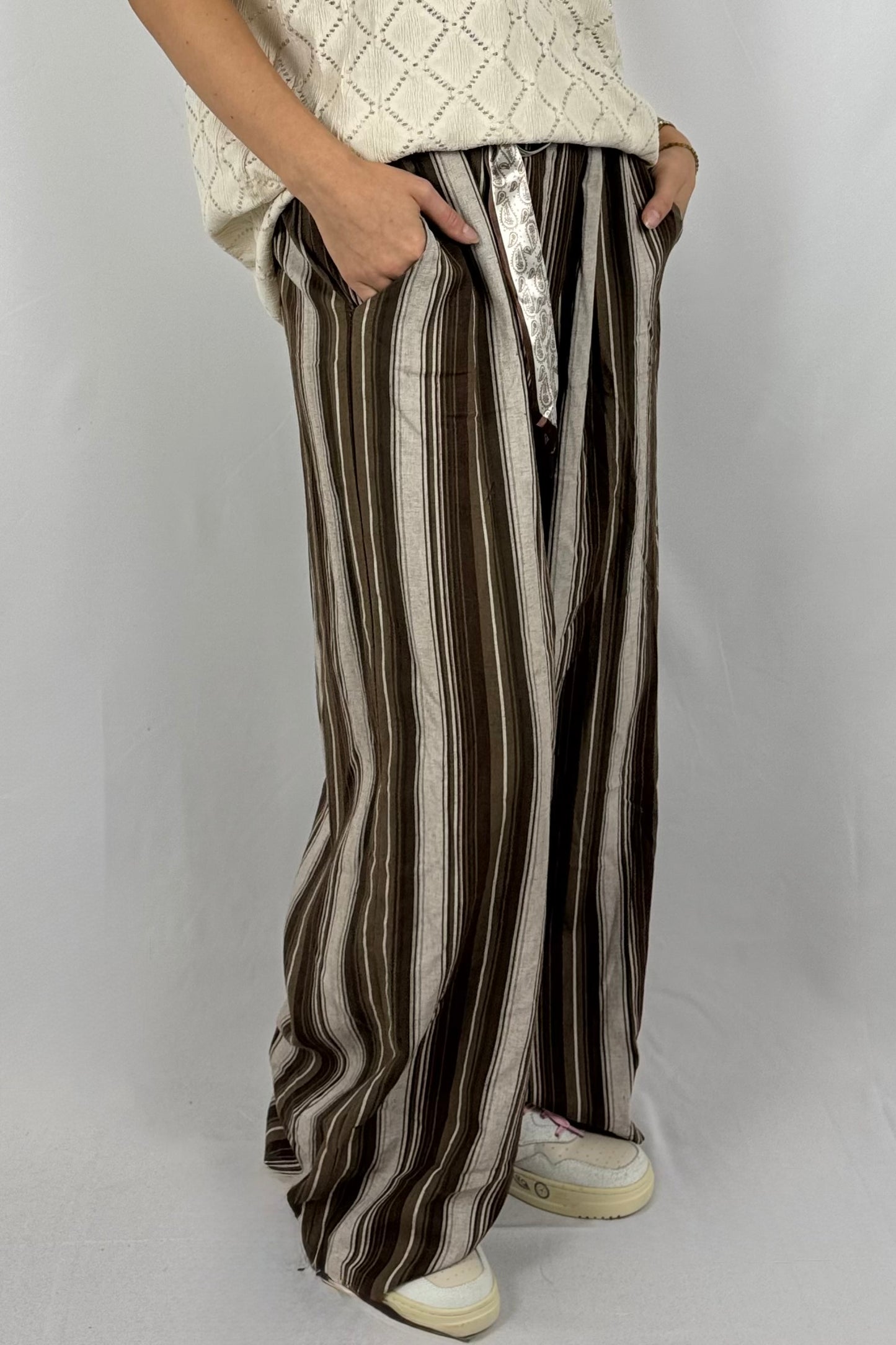 Leinenhose mit Streifenmuster & Gürtel – luftiger Sommerlook-Schoko