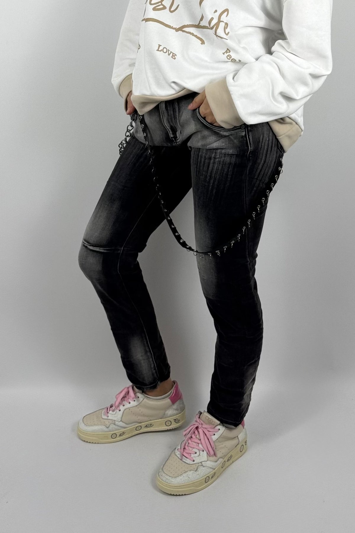 Stretch-Jeans mit Zierkette und markanter Waschung