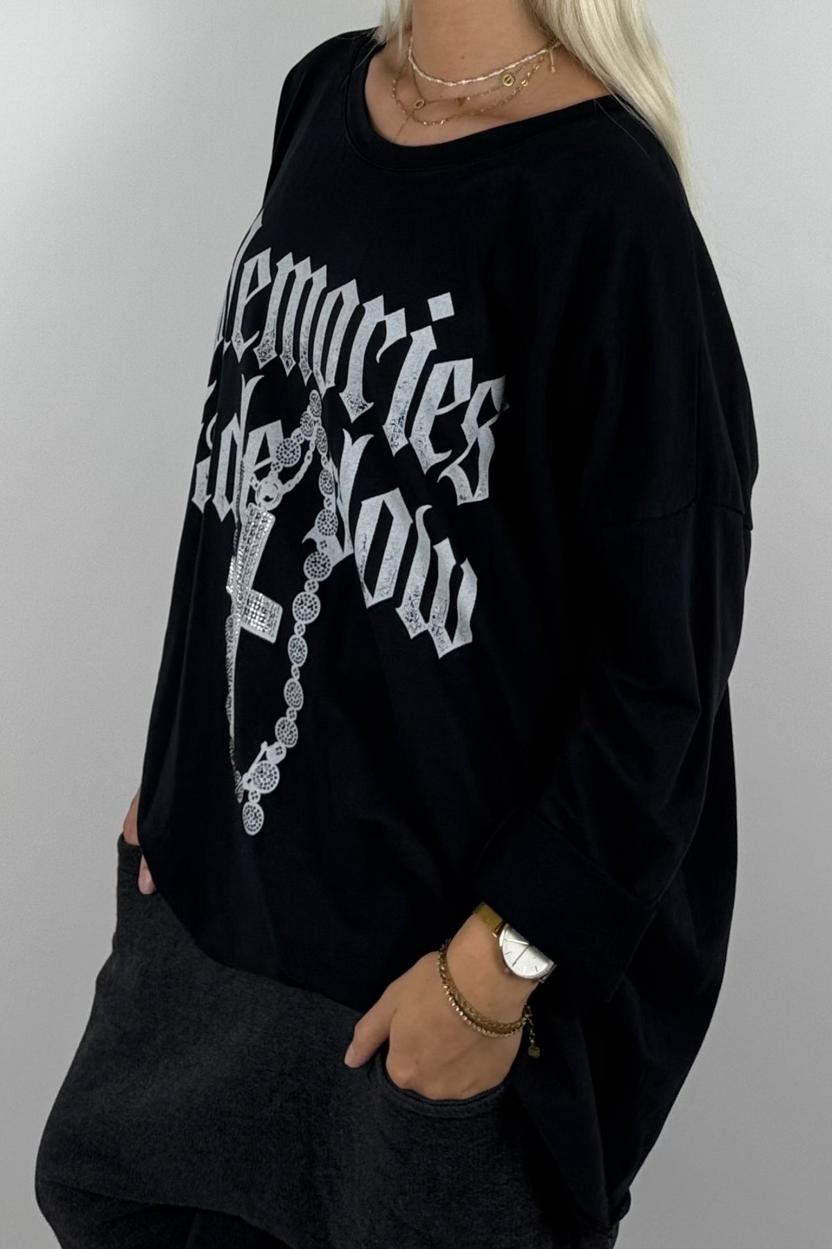 Oversize Shirt „Memories Fade Slow“ mit Kreuz-Detail –Schwarz