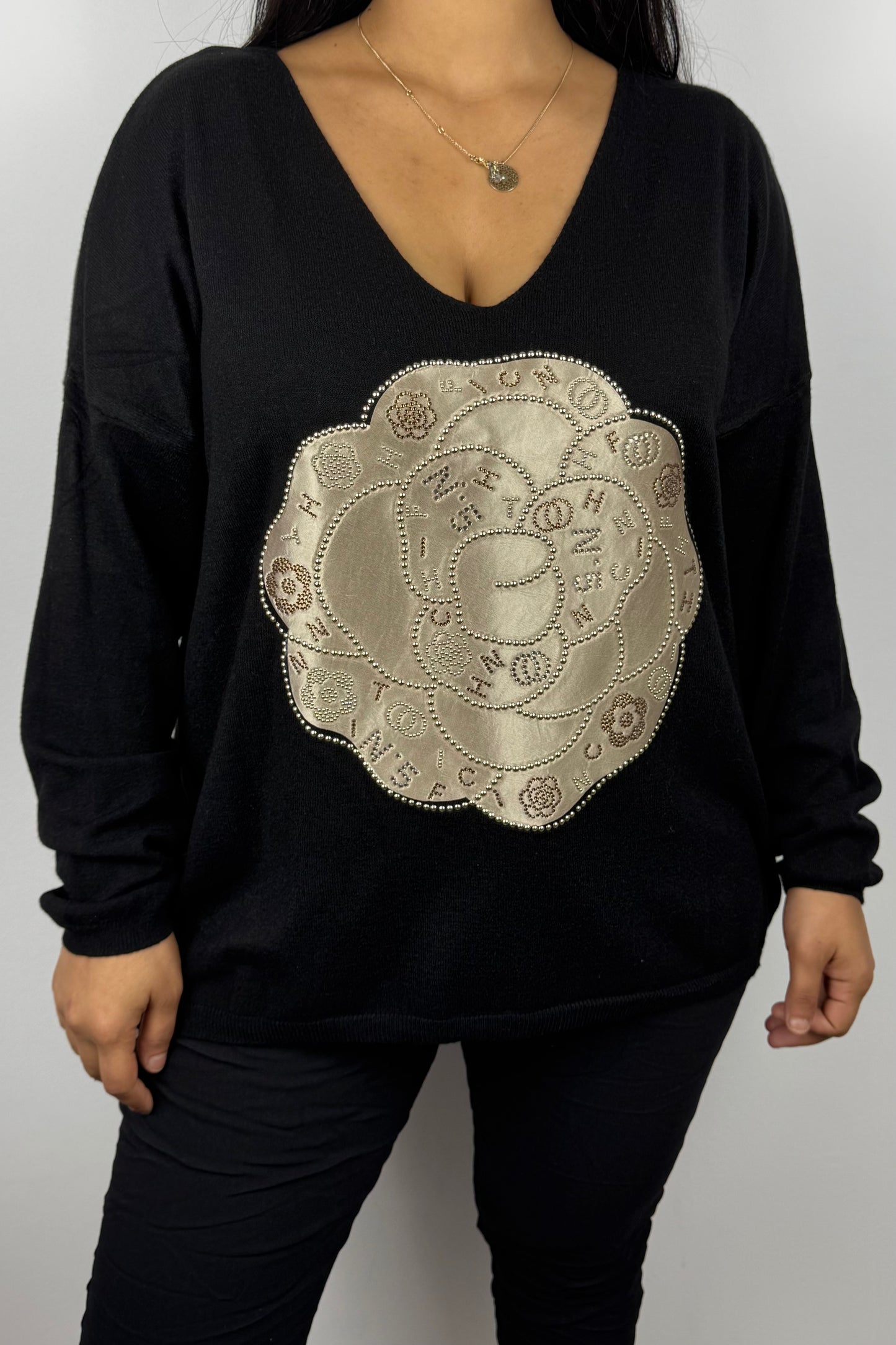 Feinstrick-Shirt mit floraler Applikation und Strass – Schwarz