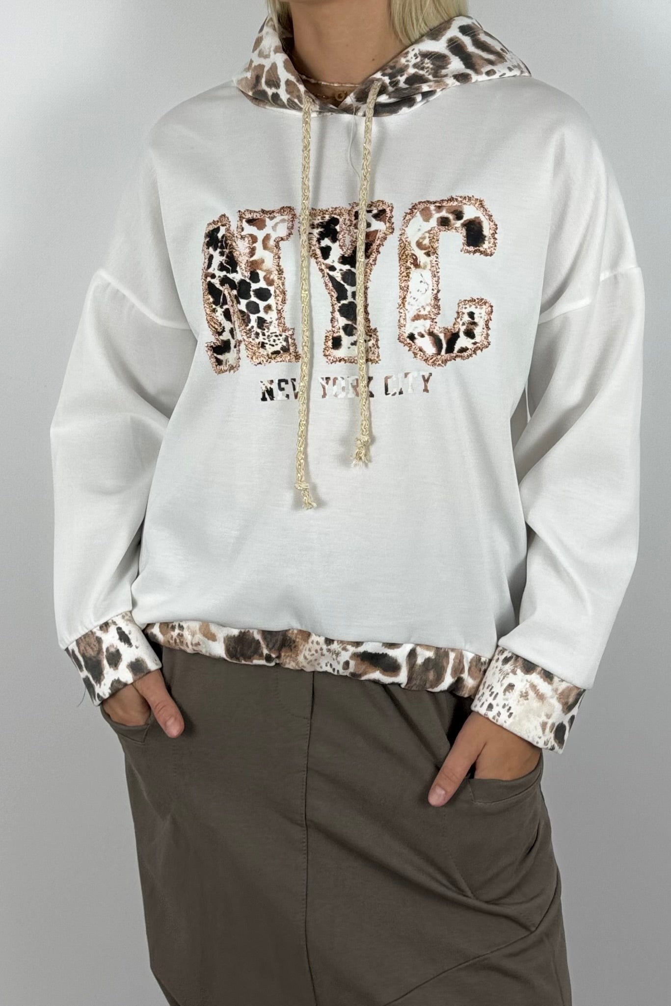 Oversize Pullover mit Kapuze & NYC Leo-Print – Weiß