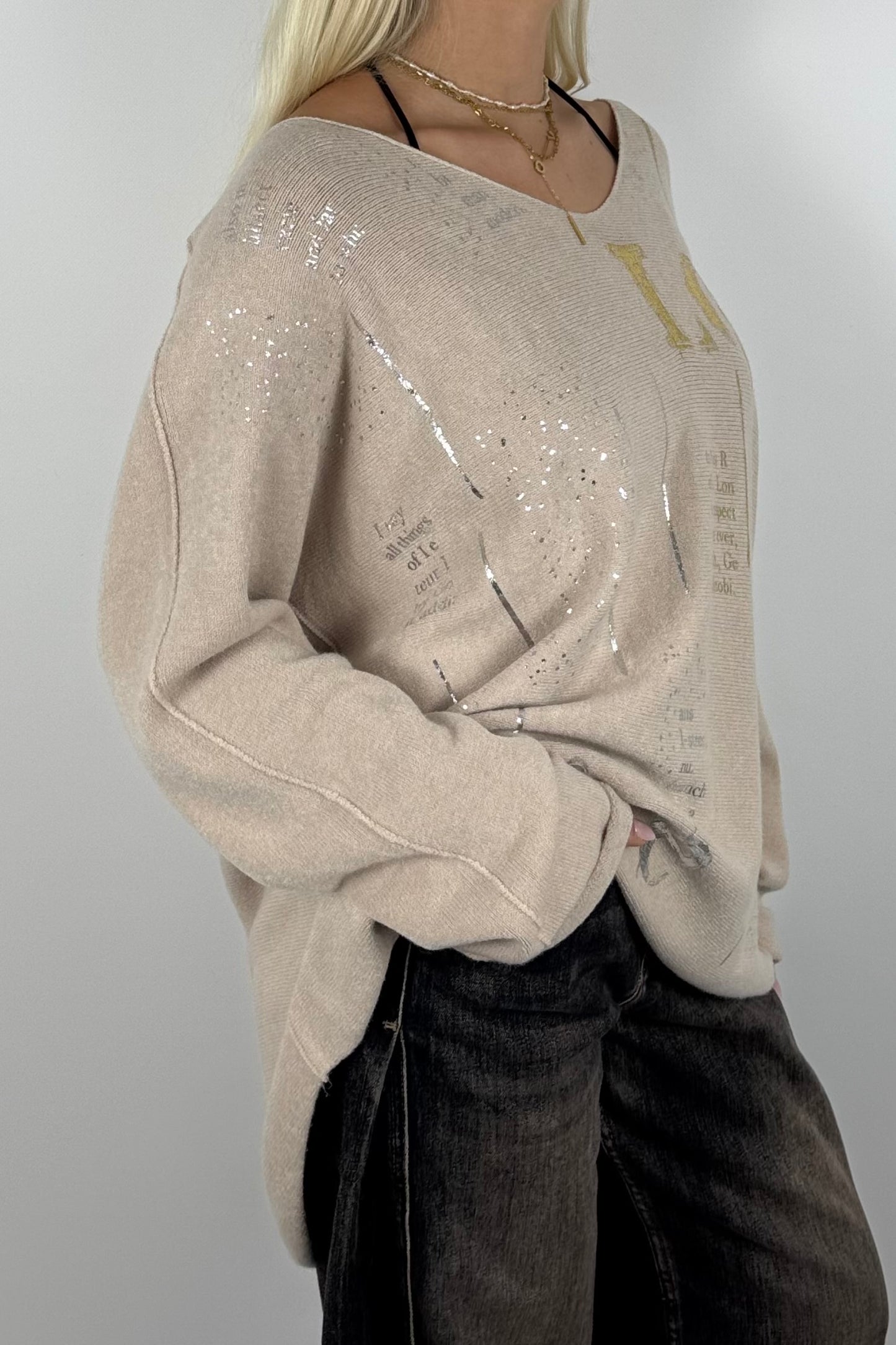 Oversize Shirt mit V-Ausschnitt & Metallic-Print-Beige
