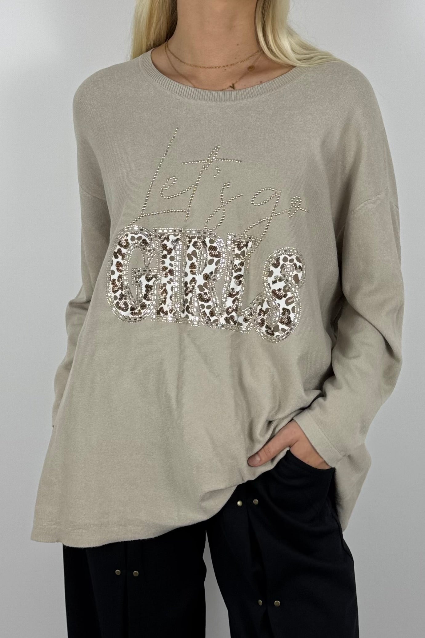 Damen Oversize Shirt „Let’s Go Girls“ mit Leo-Print & Glitzersteinen-Beige