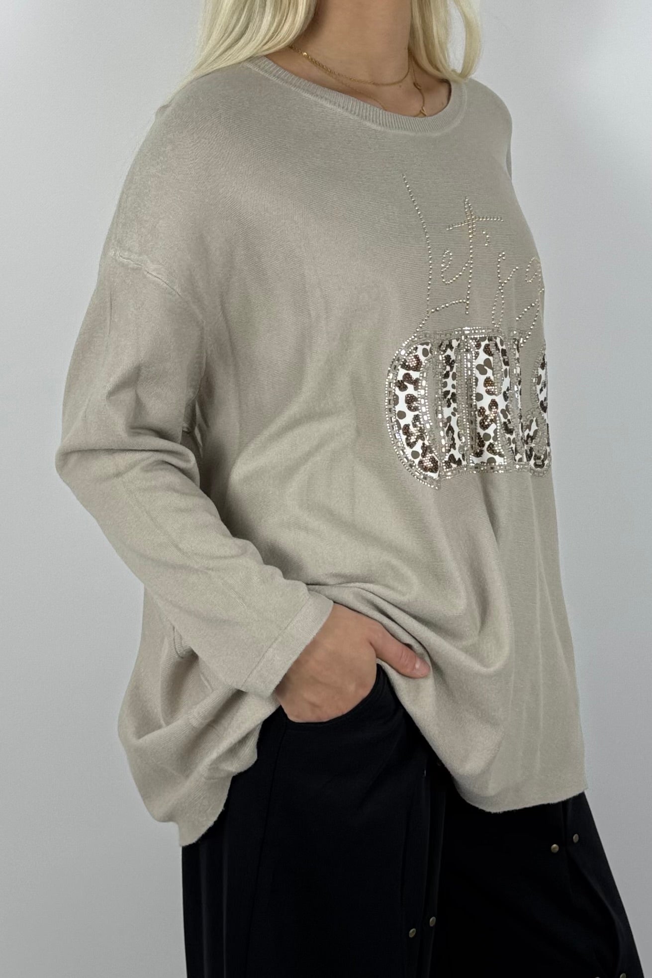 Damen Oversize Shirt „Let’s Go Girls“ mit Leo-Print & Glitzersteinen-Beige