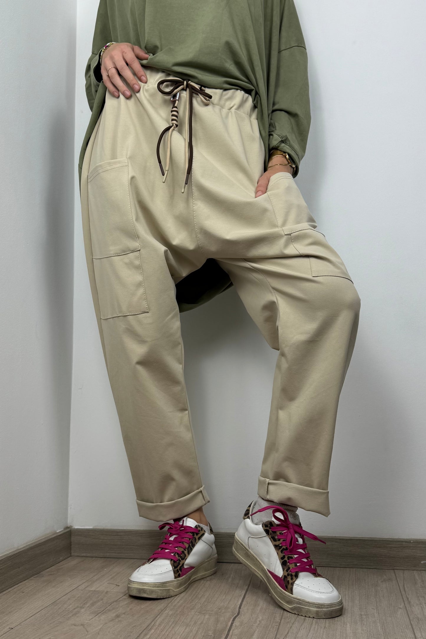 Locker geschnittene Haremshose mit Taschen und Kordelzug-Beige