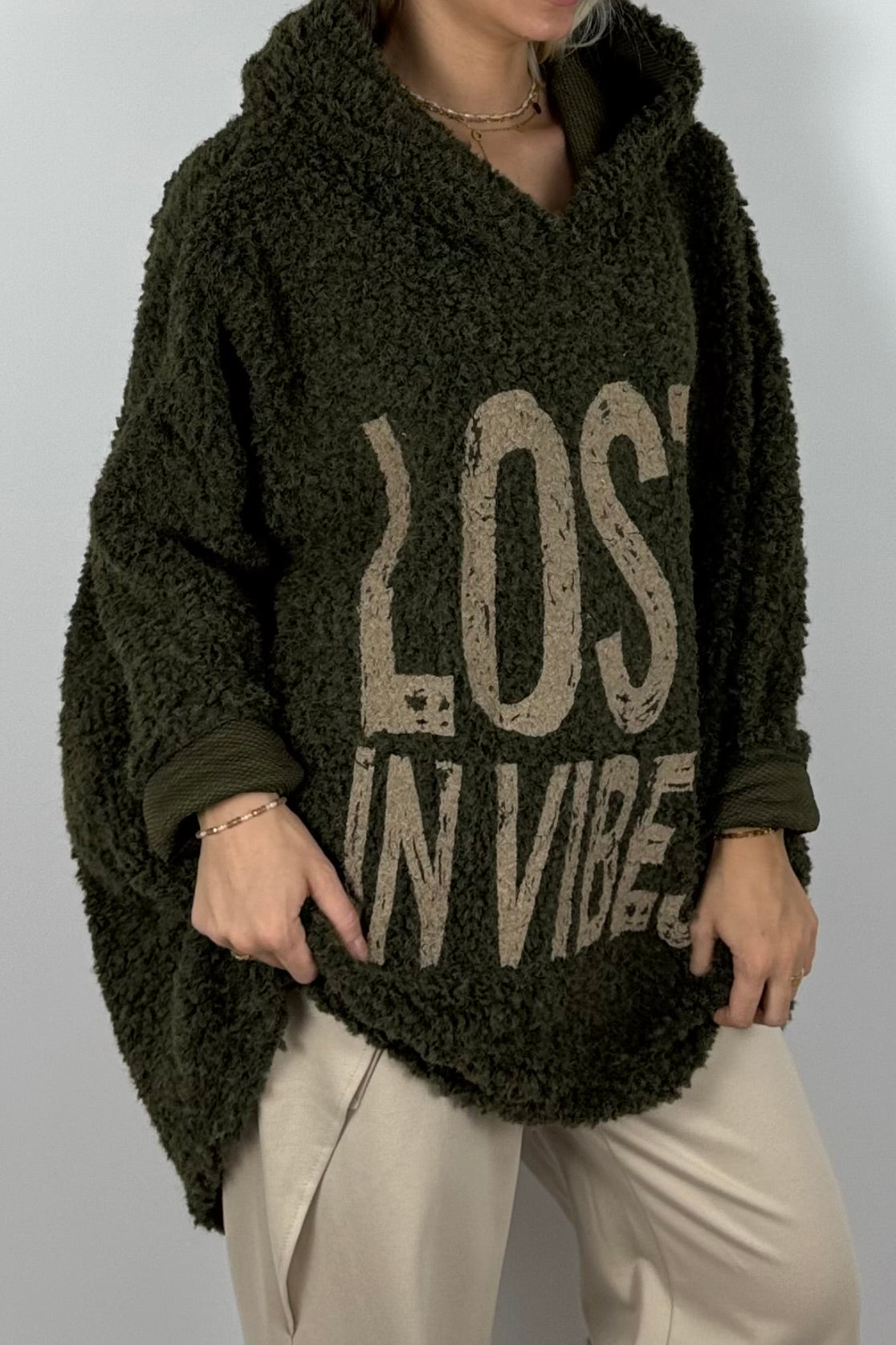 Damen Oversize Teddy-Pullover „Lost in Vibes“ – Khaki