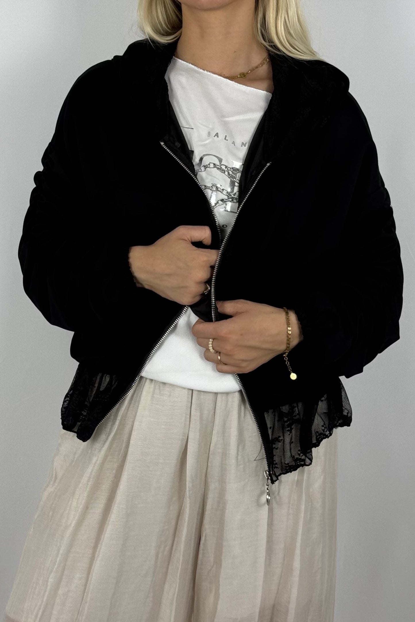 Jacke mit Raffungen und Spitzen-Details-Schwarz