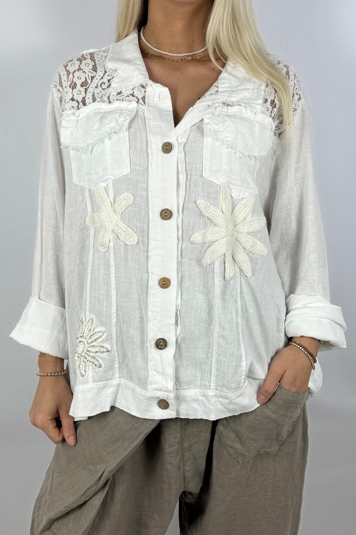 Leichte Bluse mit Häkelblumen & Spitzendetails-White