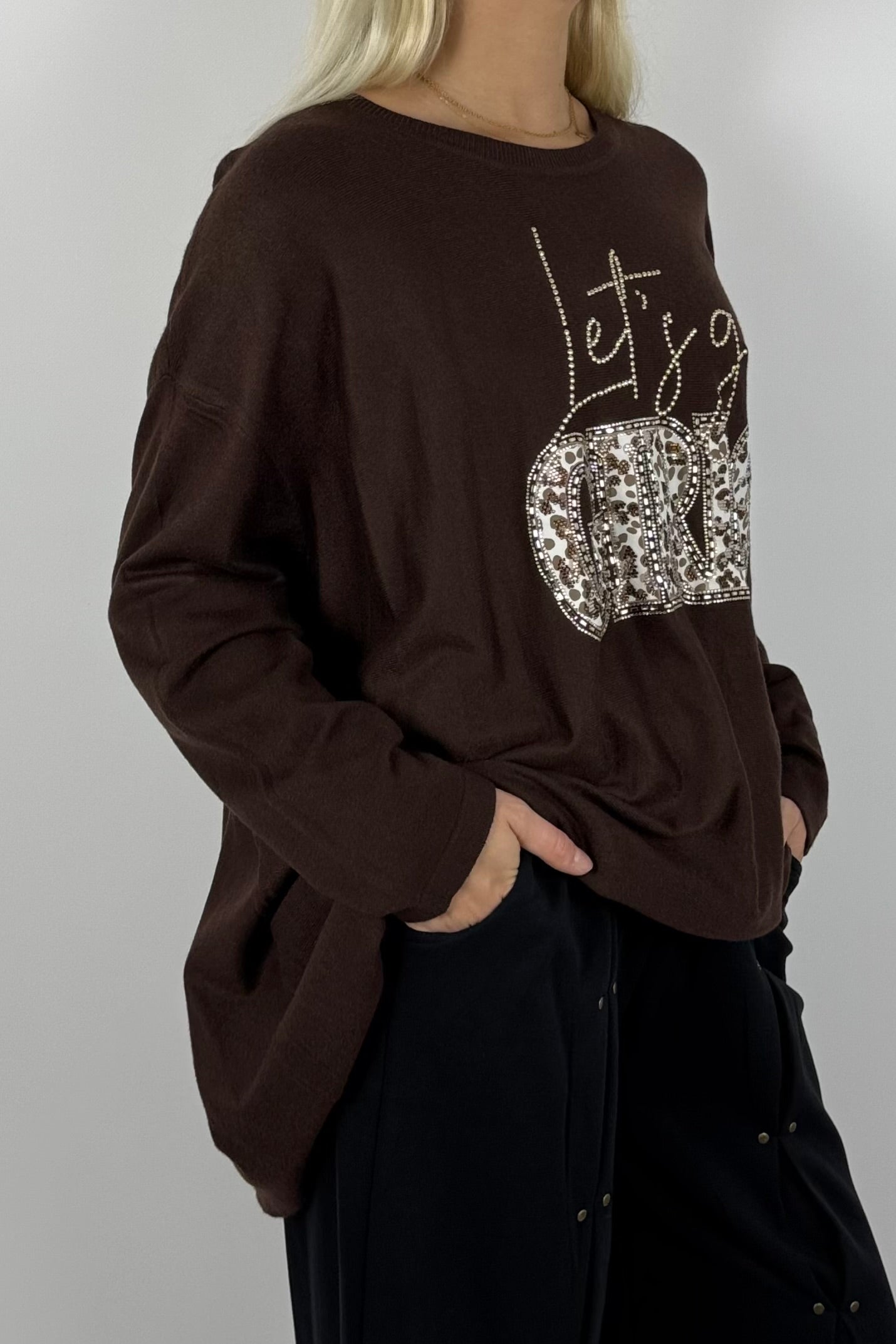 Damen Oversize Shirt „Let’s Go Girls“ mit Leo-Print & Glitzersteinen-Schoko
