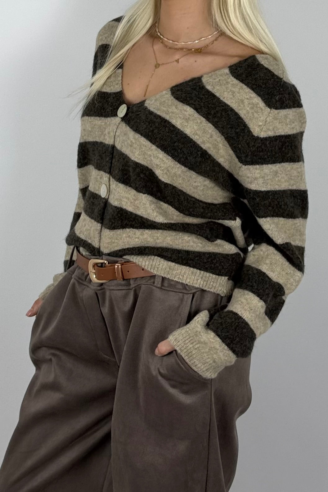 Damen Strickjacke gestreift mit Knöpfen – Schoko