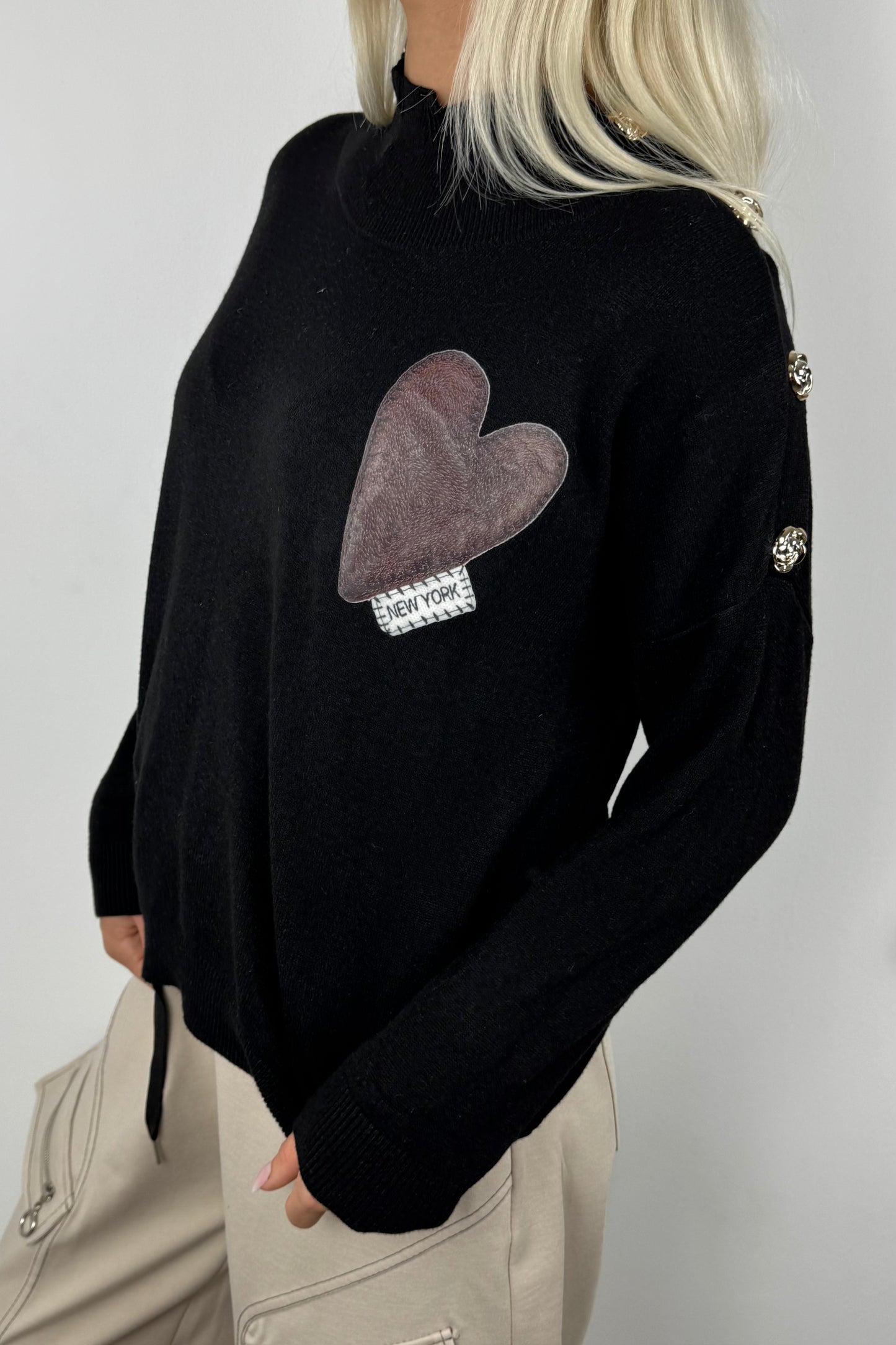 Oversize Shirt mit Herz-Patch & Zierknöpfen –Schwarz