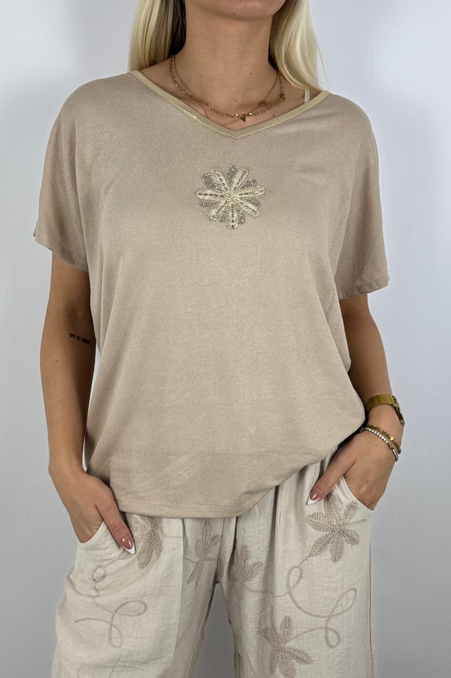 Glanzshirt mit V-Ausschnitt & Schmuckblüte-Safari