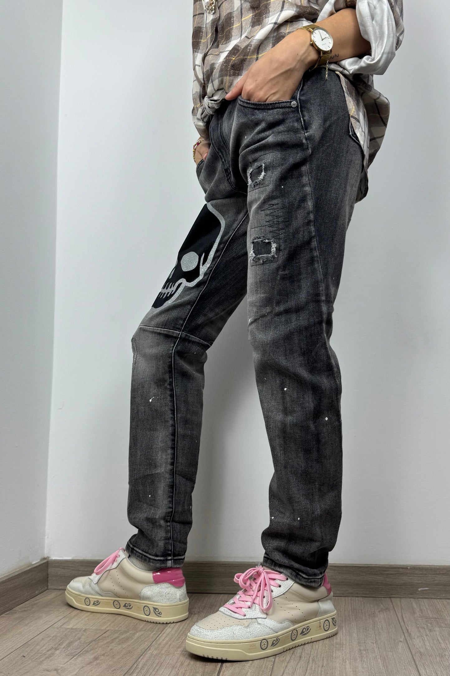 Stylische Jeans mit Totenkopf-Detail – Urban Street Look-Grey