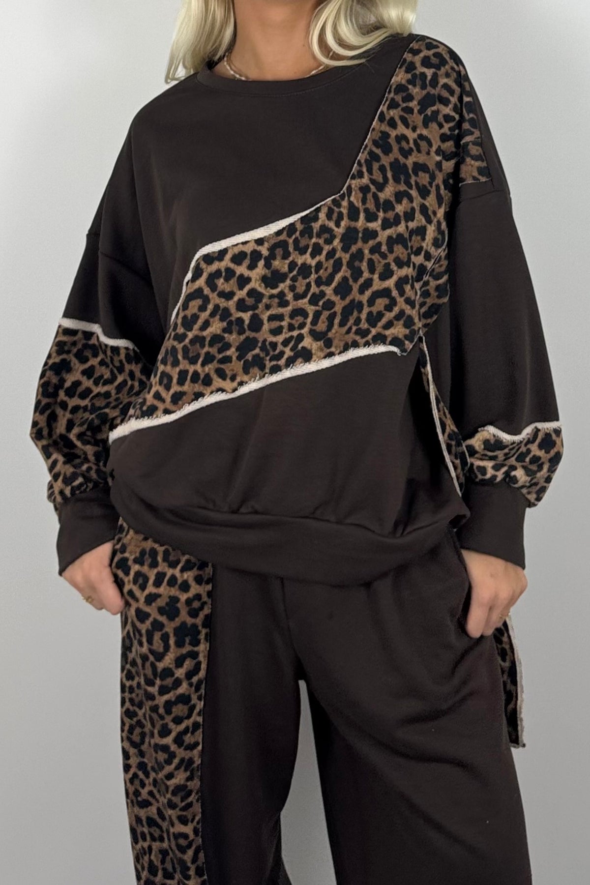 Oversize Damen Sweatshirt mit Leo-Muster & asymmetrischem Design - Schoko