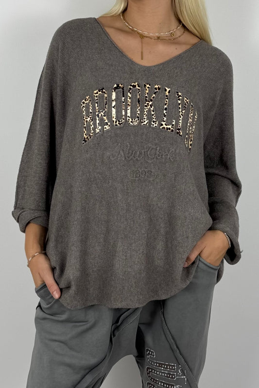 Oversize Shirt „BROOKLYN“ mit V-Ausschnitt – Mud