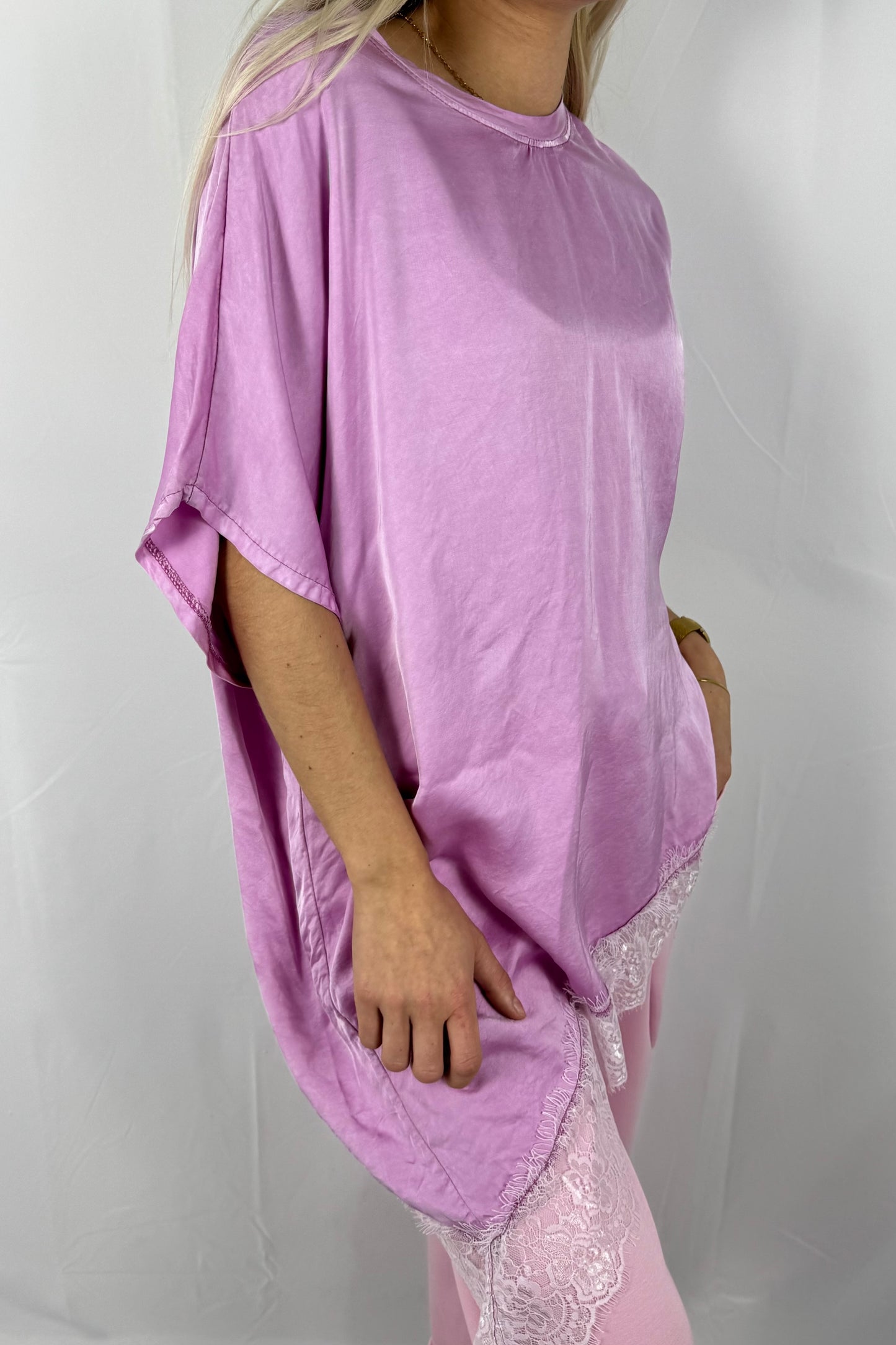 Asymmetrisches Shirt mit Spitzenabschluss –Pink