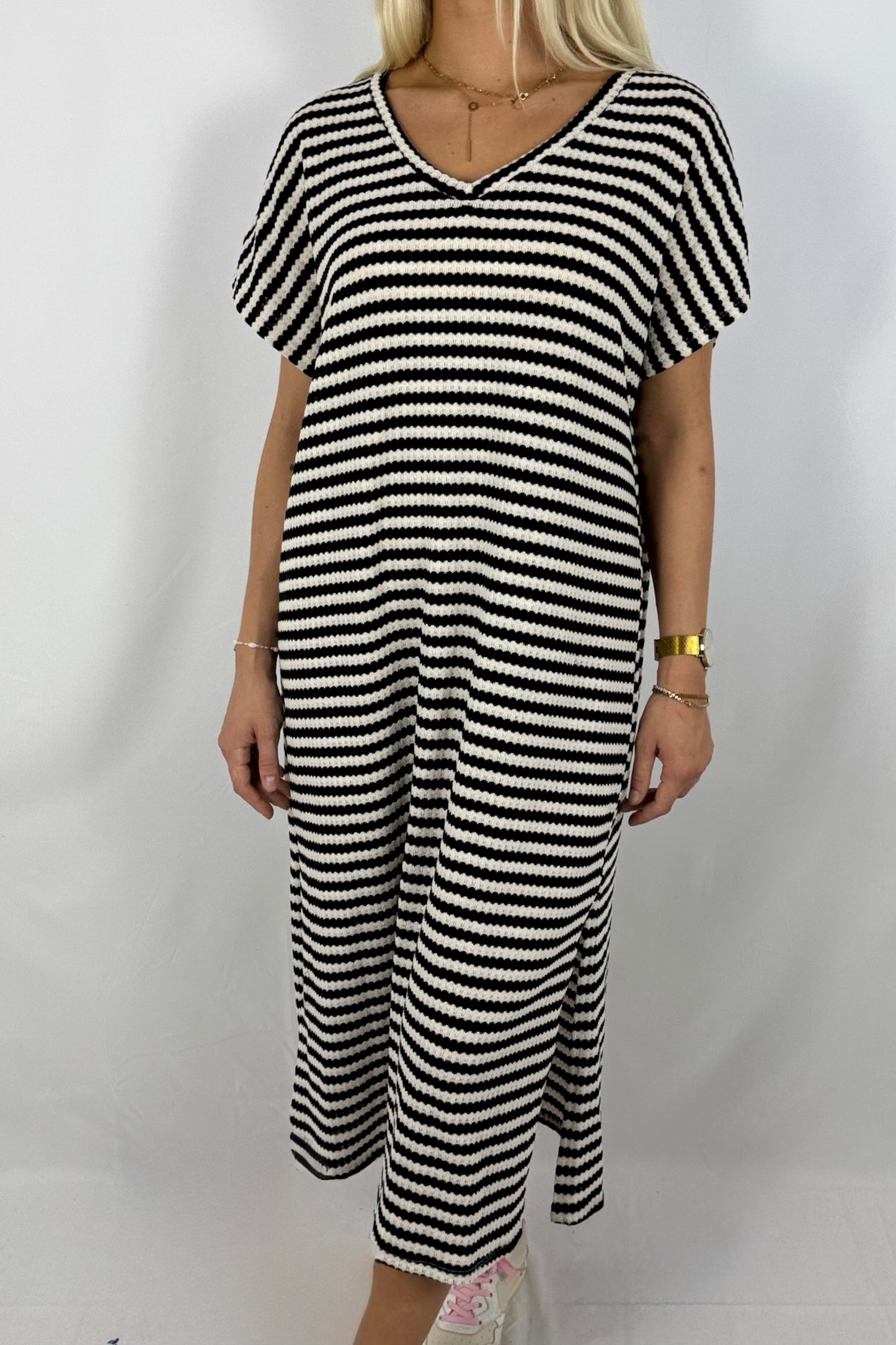 Gestreiftes Strickkleid mit V-Ausschnitt-Schwarz