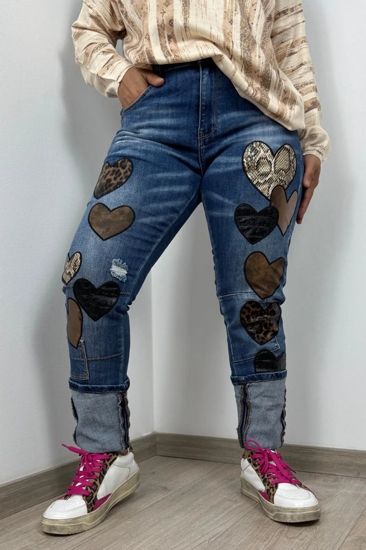 Jeans mit Herz-Applikationen in Animal- und Metallic-Optik