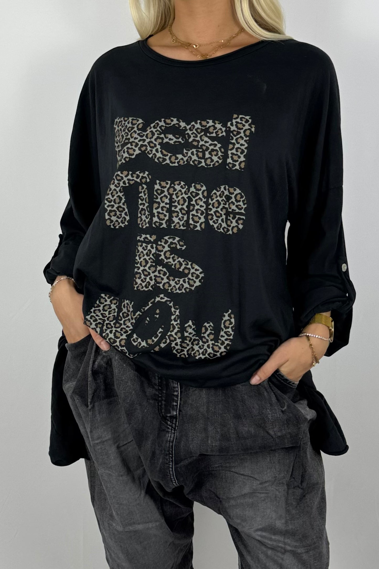 Damen Longshirt „Best Time Is Now“ – Leo-Print-Schwarz