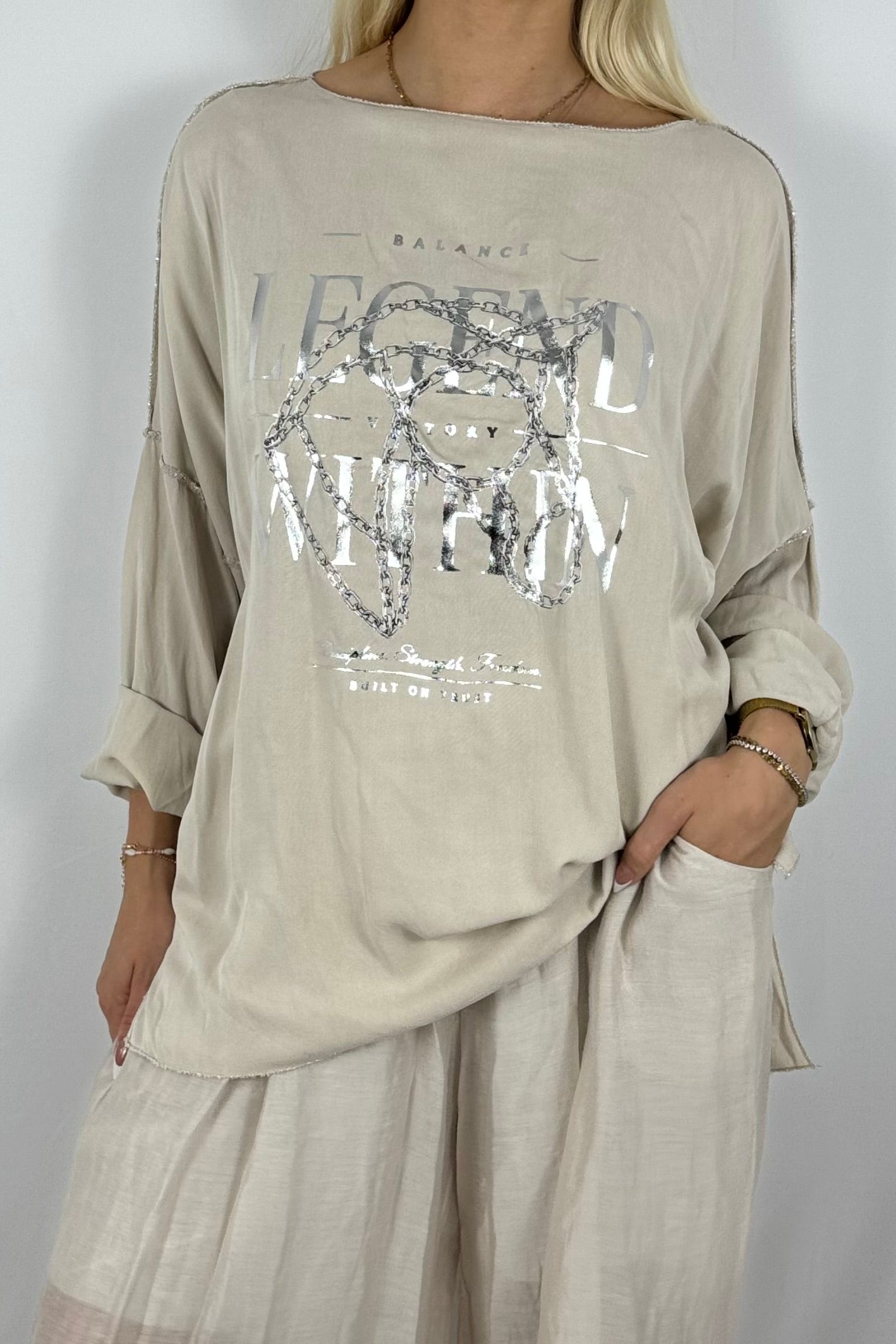 Oversize-Shirt mit Frontprint und Kettendetail-Beige