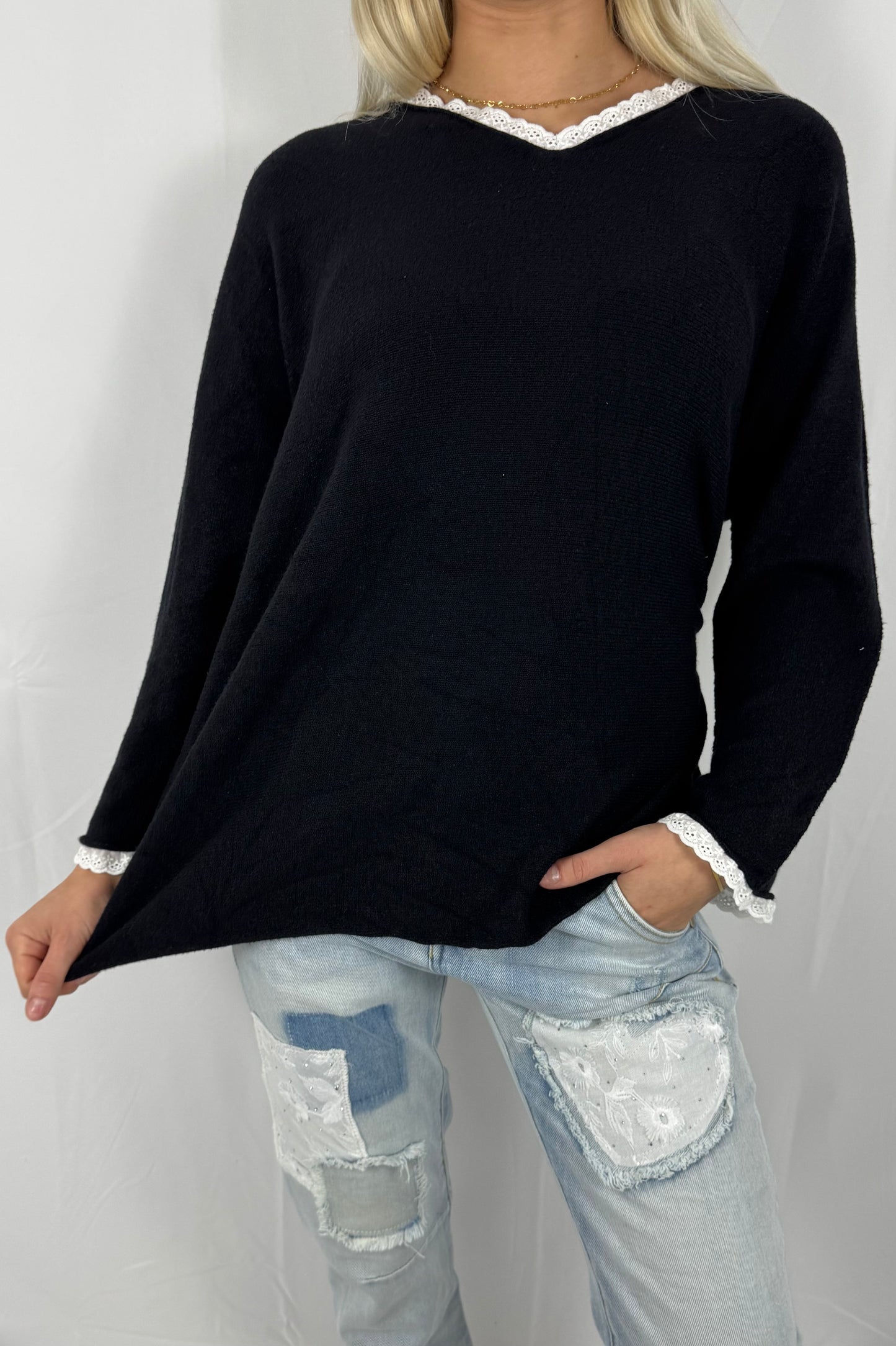 Shirt mit V-Ausschnitt & Spitzen-Detail –Schwarz