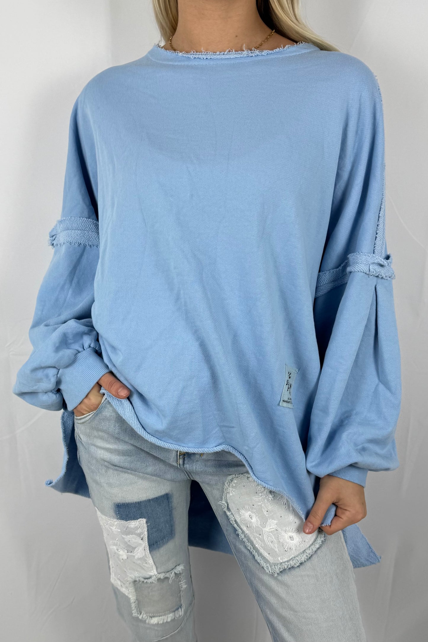 Oversize Sweatshirt mit Stufen-Schnitt & Patch –Hellblau