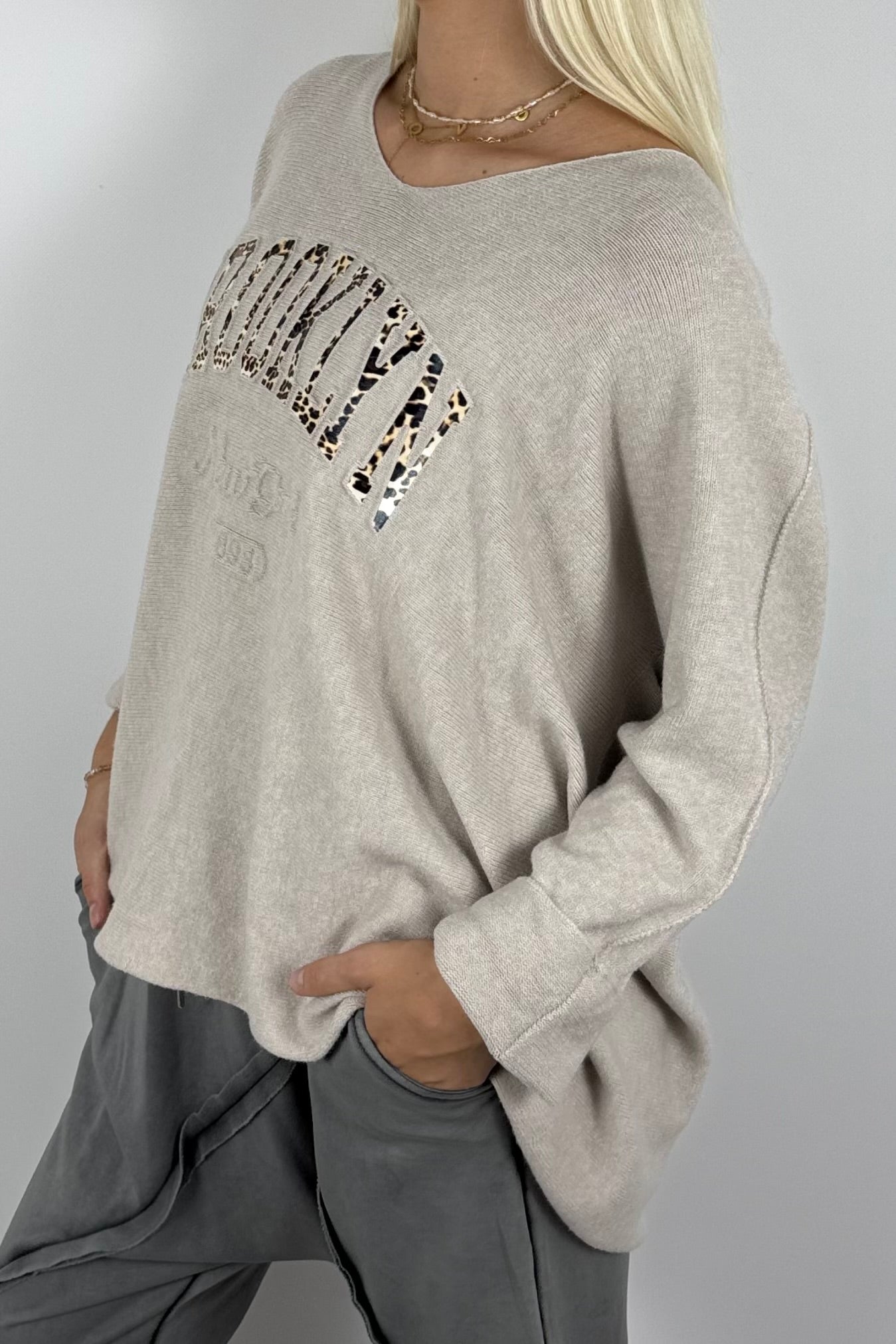 Oversize Shirt „BROOKLYN“ mit V-Ausschnitt – Beige