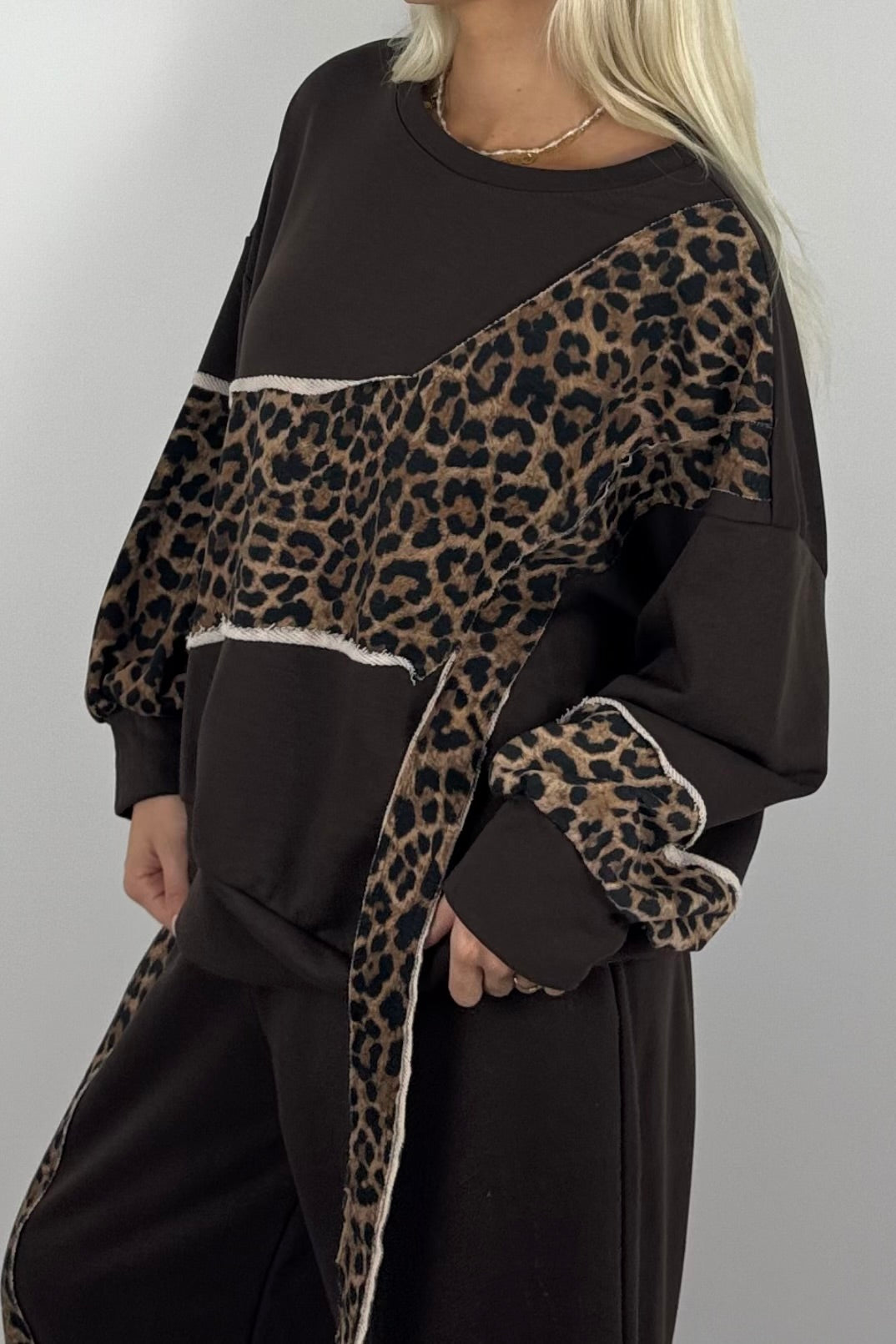 Oversize Damen Sweatshirt mit Leo-Muster & asymmetrischem Design - Schoko
