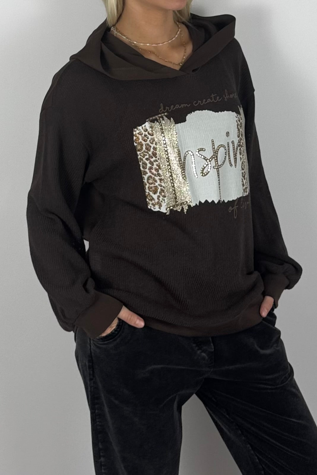Damen Pullover mit Kapuze & Inspire-Print – Schoko