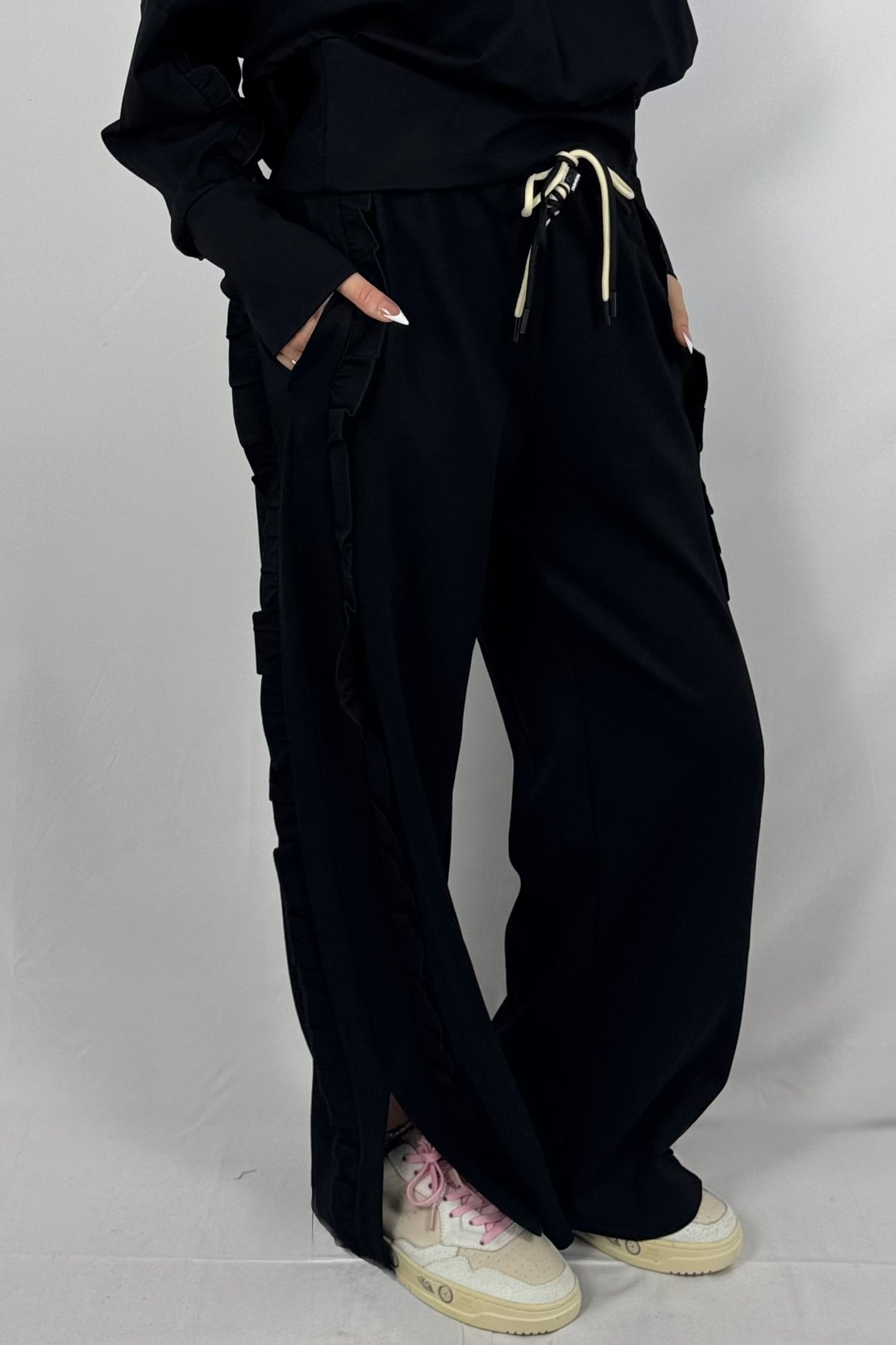Lässige Hose mit Rüschen-Details-Schwarz