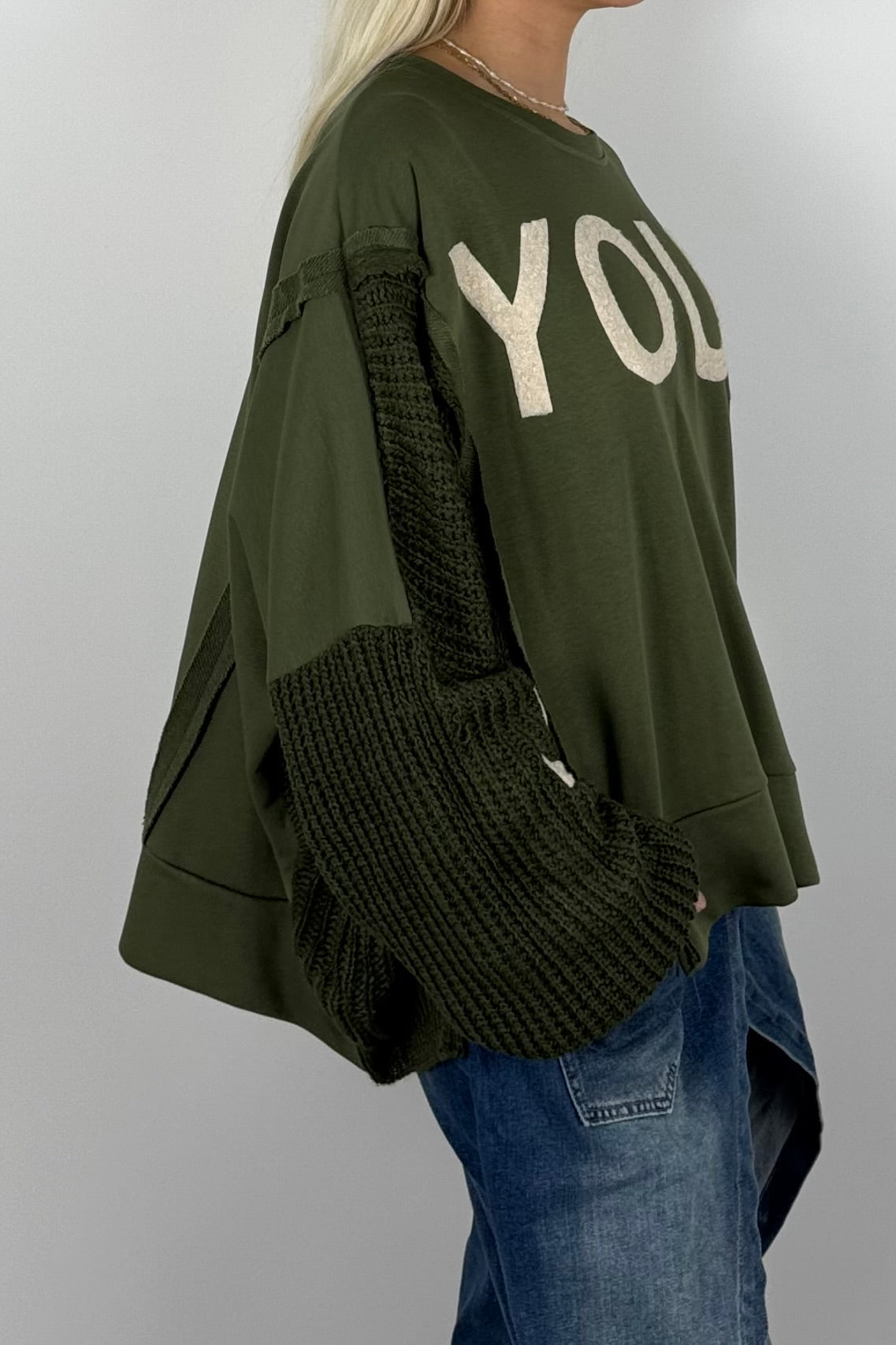 Damen Oversize Sweatshirt mit Strickärmeln & Statement – Khaki