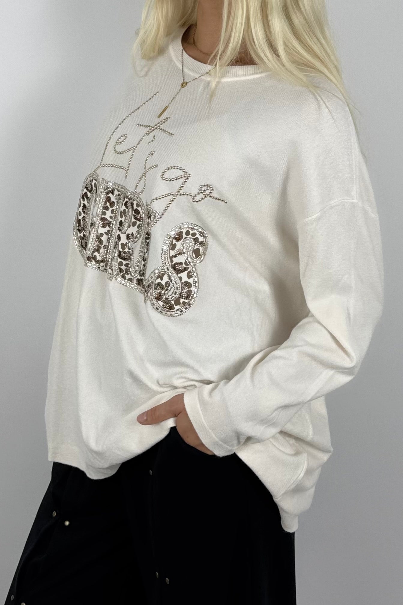 Damen Oversize Shirt „Let’s Go Girls“ mit Leo-Print & Glitzersteinen-Weiß