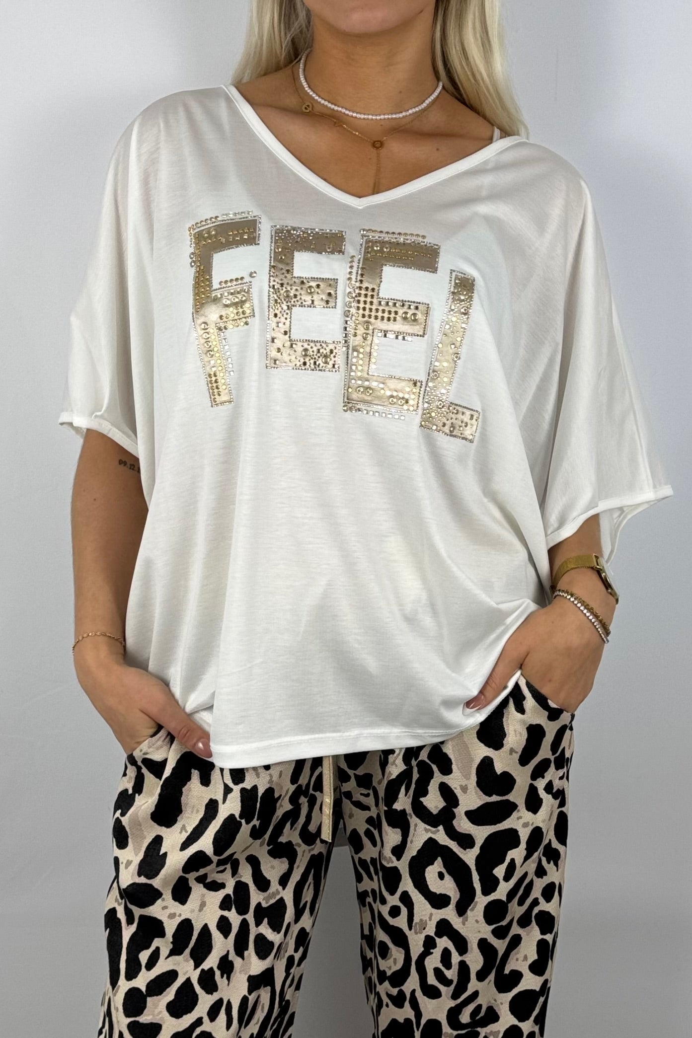 Oversize-Shirt mit „FEEL“-Strass-Applikation-Weiß