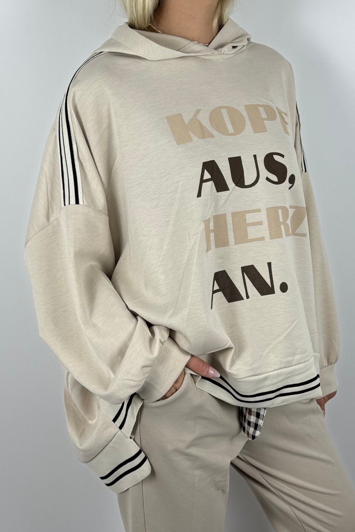 Oversize Hoodie „Kopf aus, Herz an“-Beige