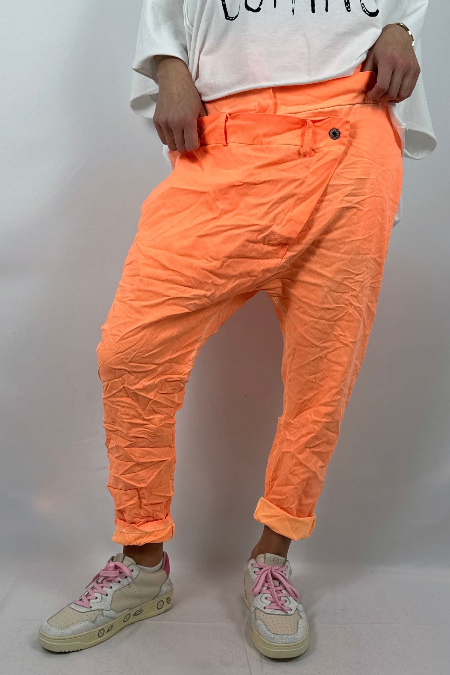 Damen Hose im auffälligen Style mit Knopf Detail-Neon Orange