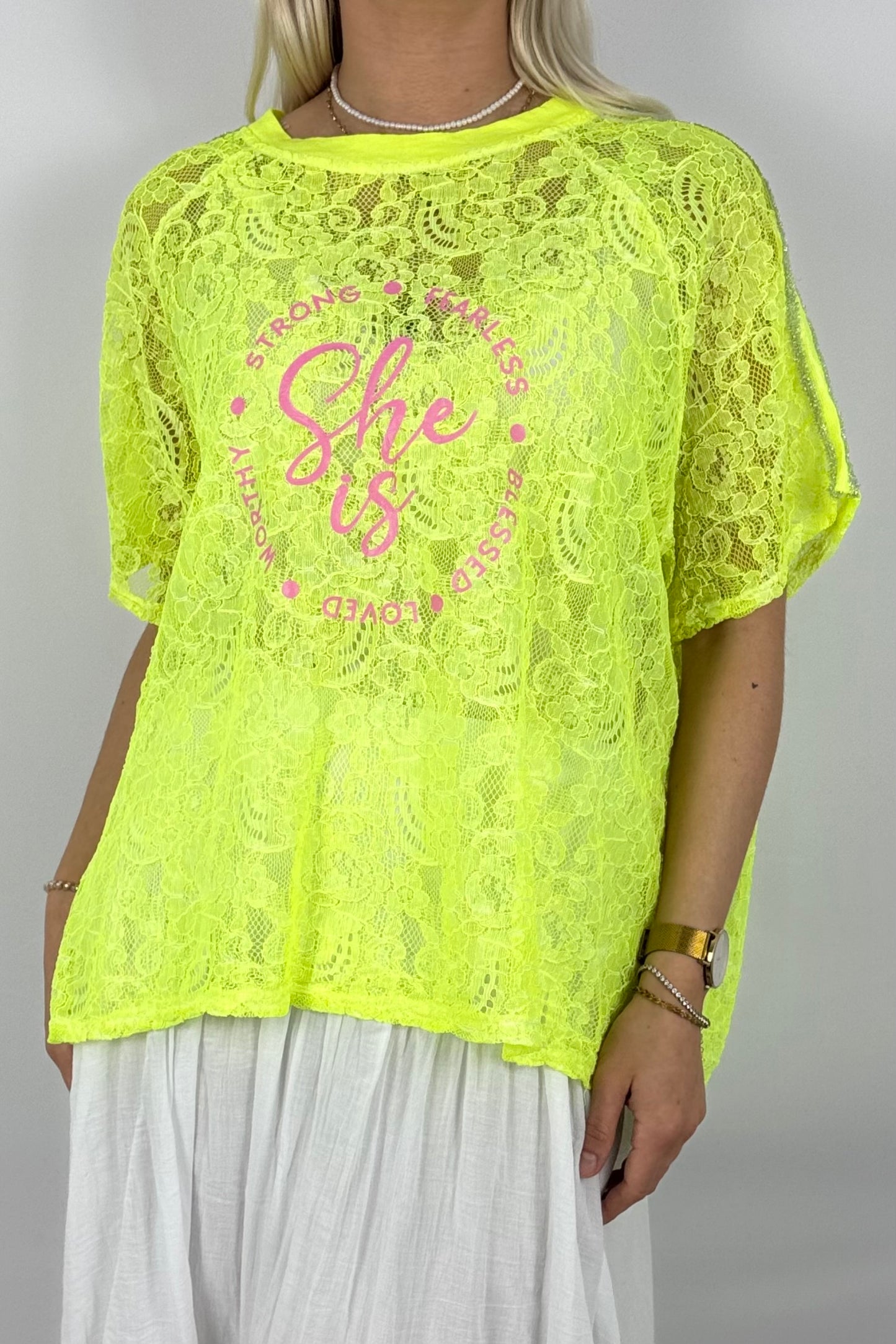 Spitzen-Shirt „She is…“ – Oversize Statement Shirt-Neon gelb