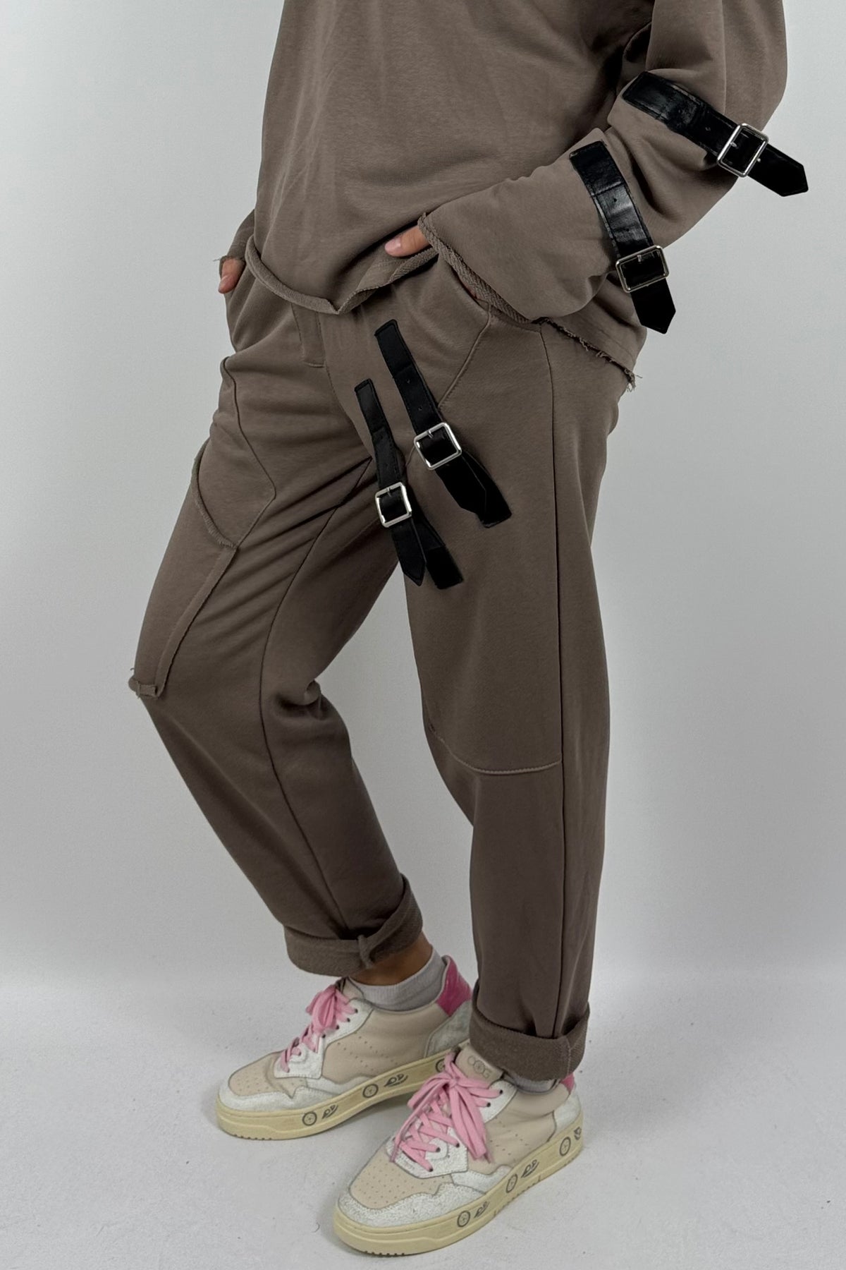 Lässige Oversize Jogginghose mit Schnallen-Details – Mud