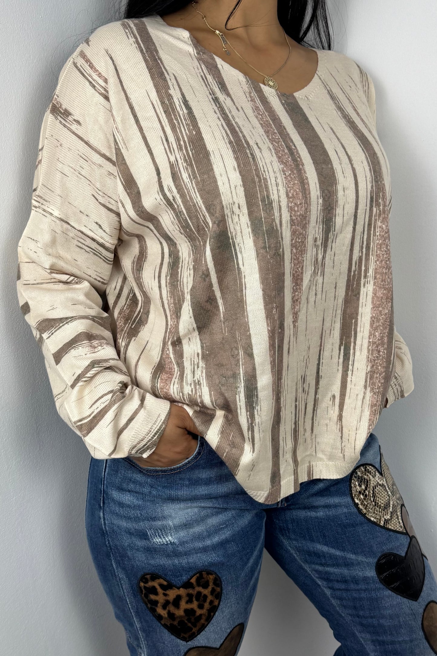 Feinstrick-Shirt mit abstraktem Muster und V-Ausschnitt